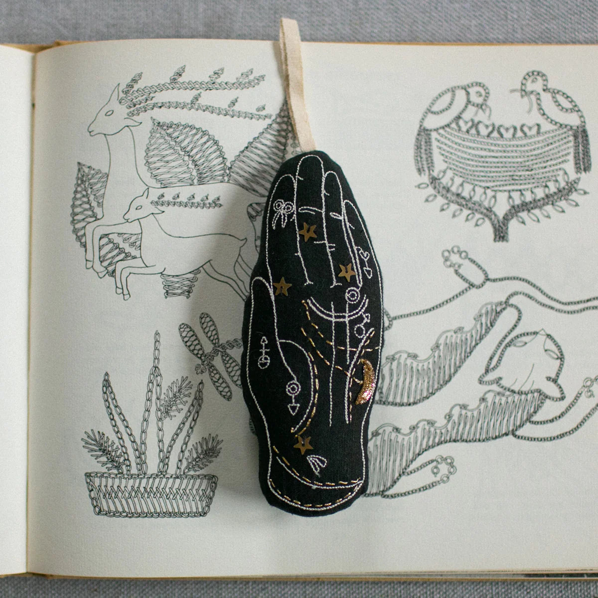 'Palmistry Hand' Anhänger mit Lavendelfüllung