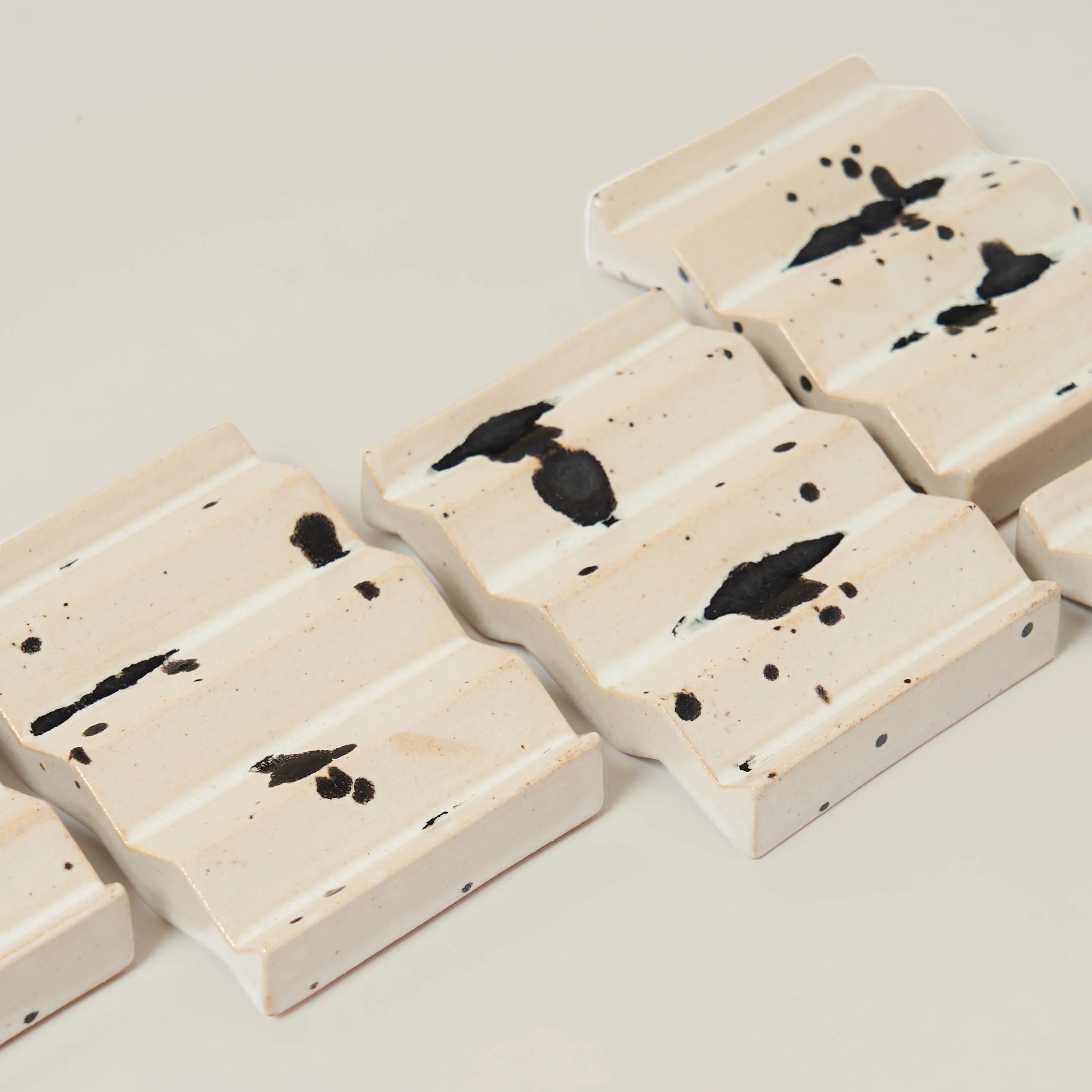 'Rocky M' Design Seifenablage, schwarz & weiss | OBA studios