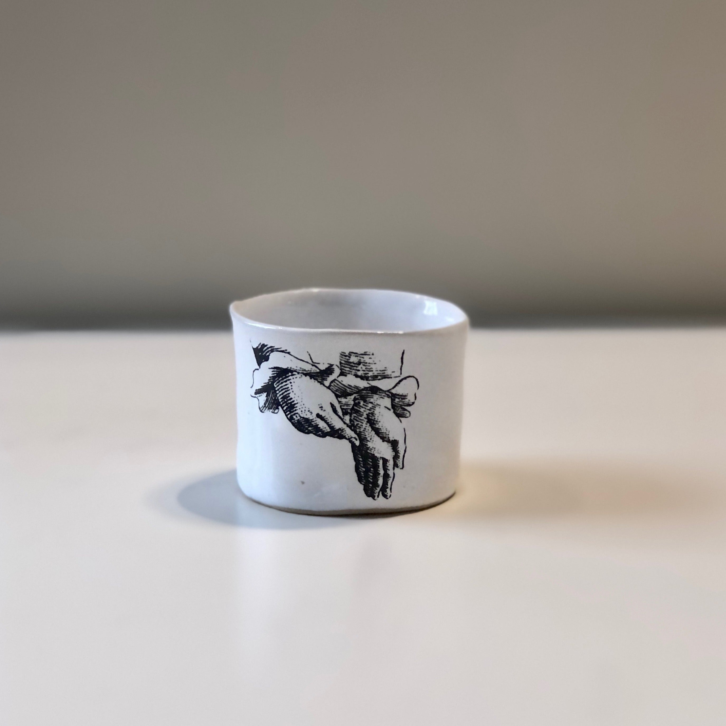 'Alice' Espressotasse, Hände | Kühn Keramik