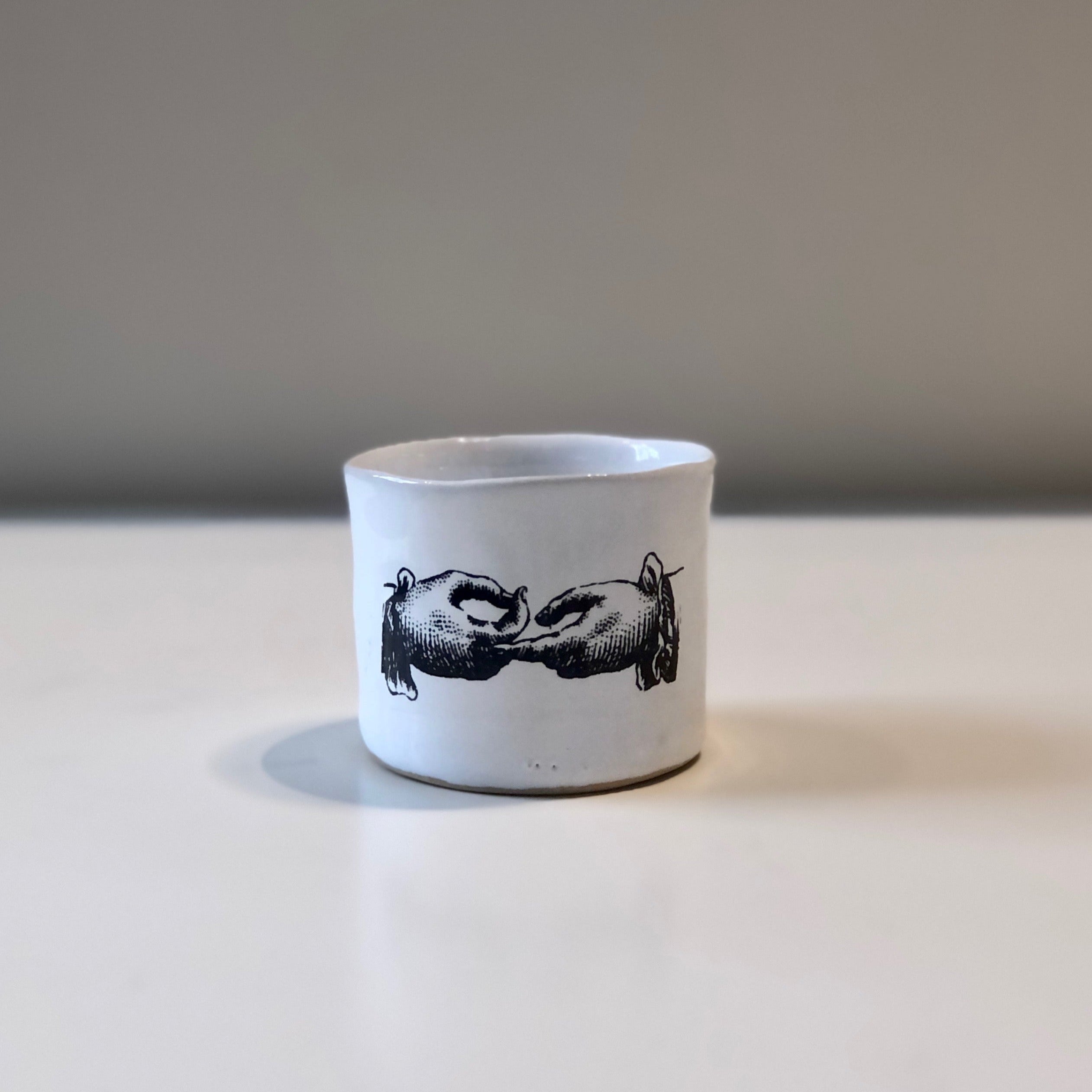 'Alice' Espressotasse, Hände | Kühn Keramik