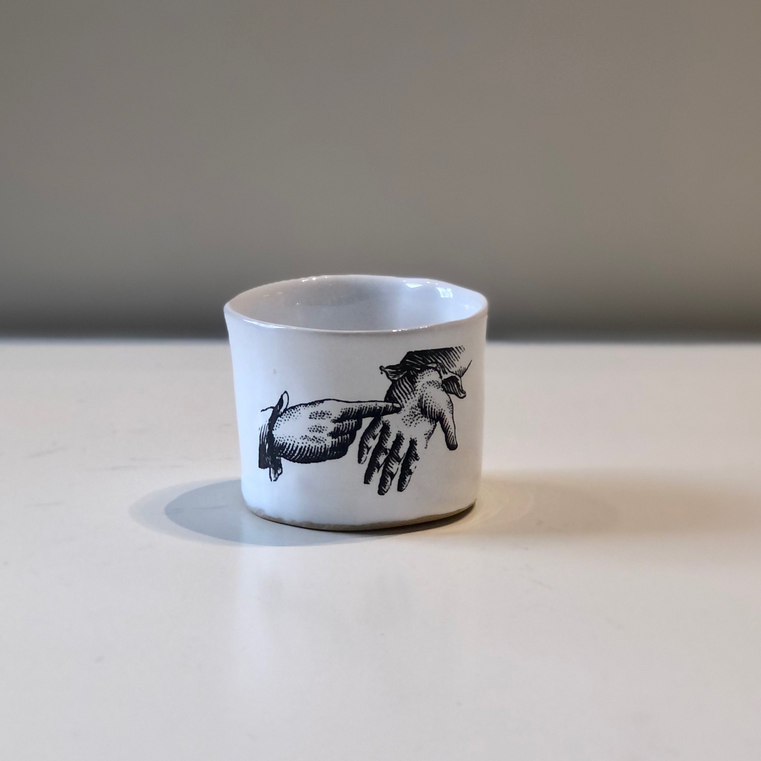 'Alice' Espressotasse, Hände | Kühn Keramik