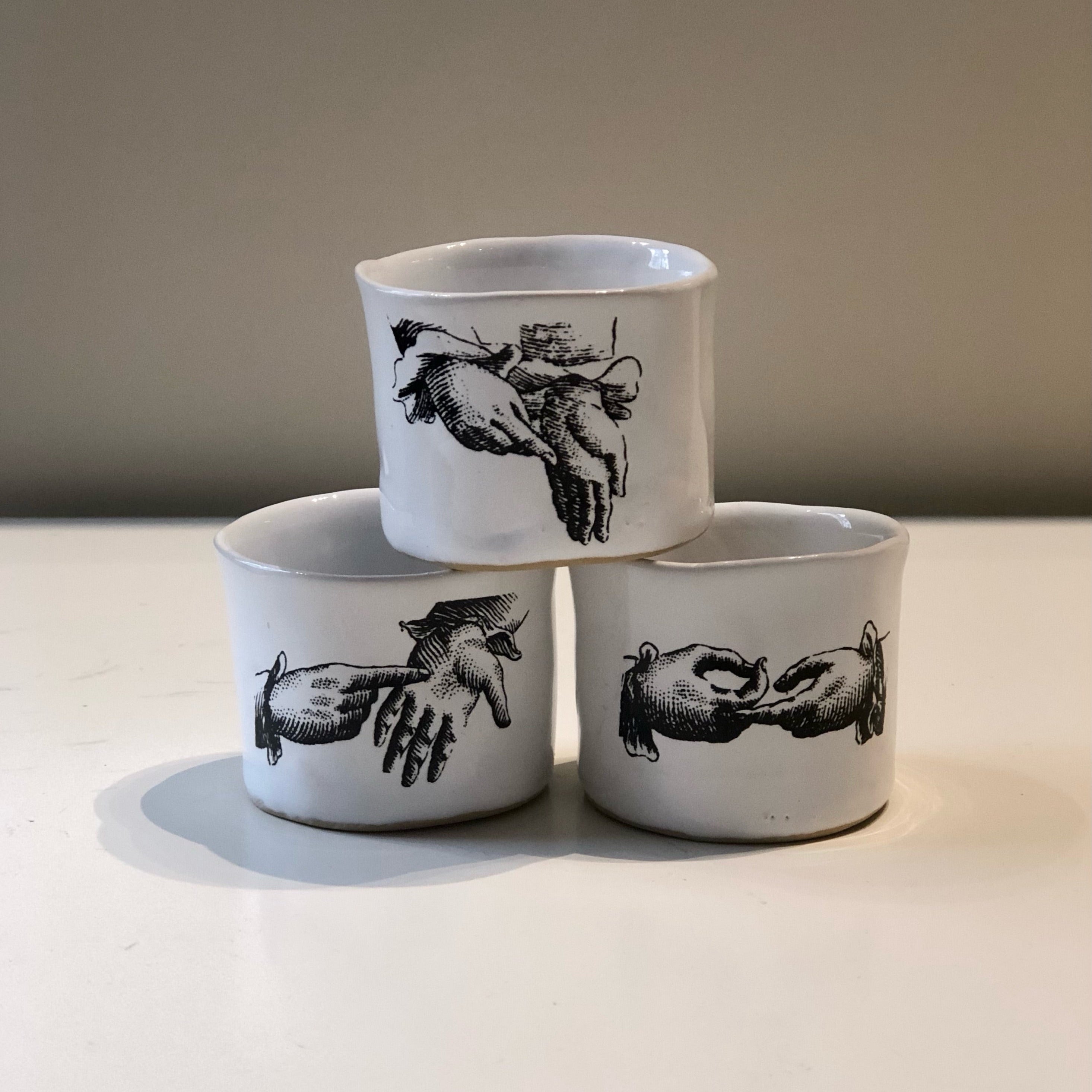 'Alice' Espressotasse, Hände | Kühn Keramik