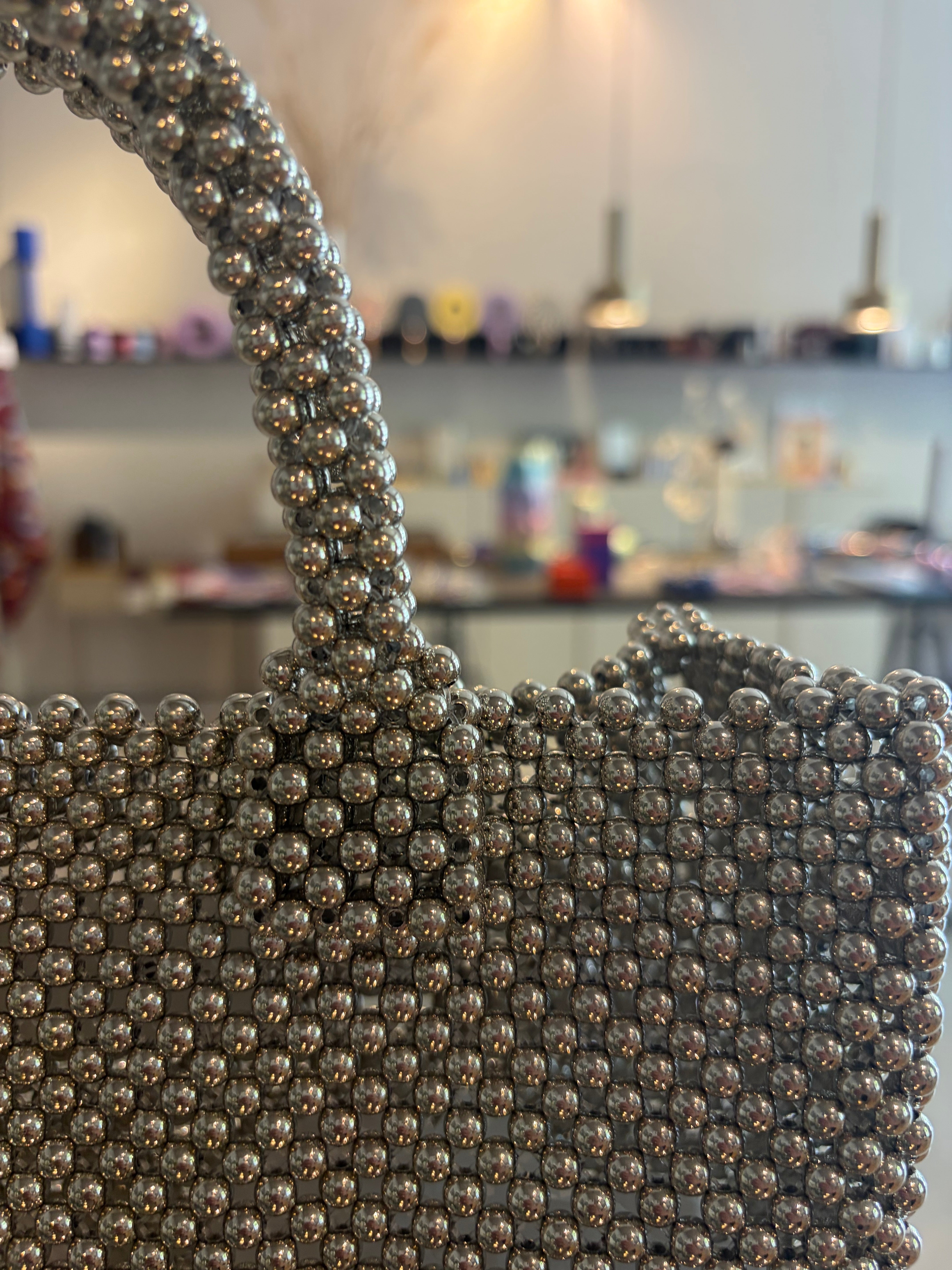 Disco Bag, Handtasche aus silbernen Perlen | Studio Ekkula