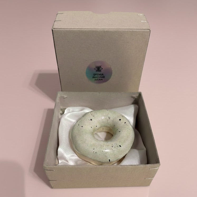 'Zen Donuts' Palo Santo-Halter aus Keramik, grau mit Punkten | Svenja Phoenix Altan