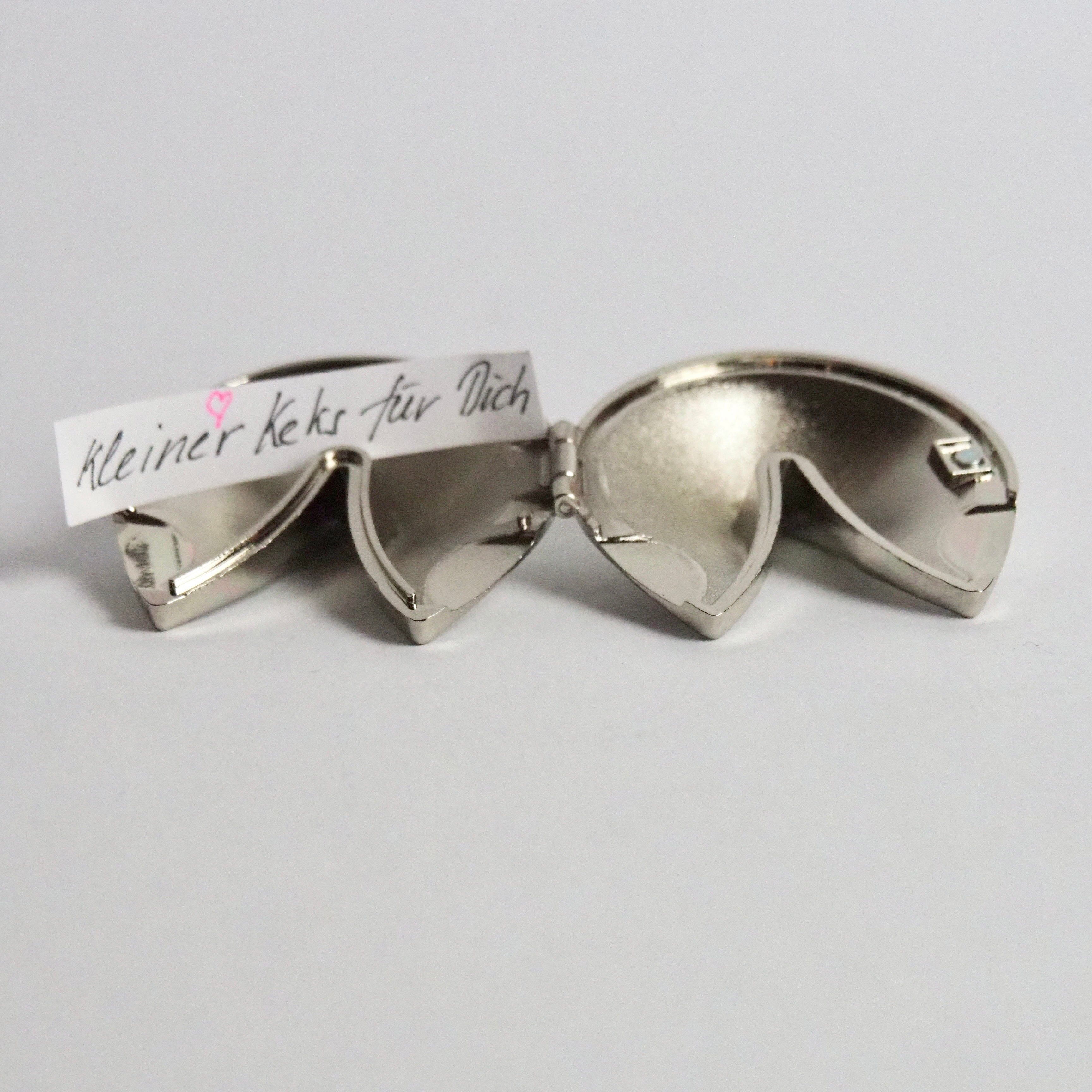 Glückskeks aus Edelstahl – für personalisierbare Liebes- & Glücksbotschaften