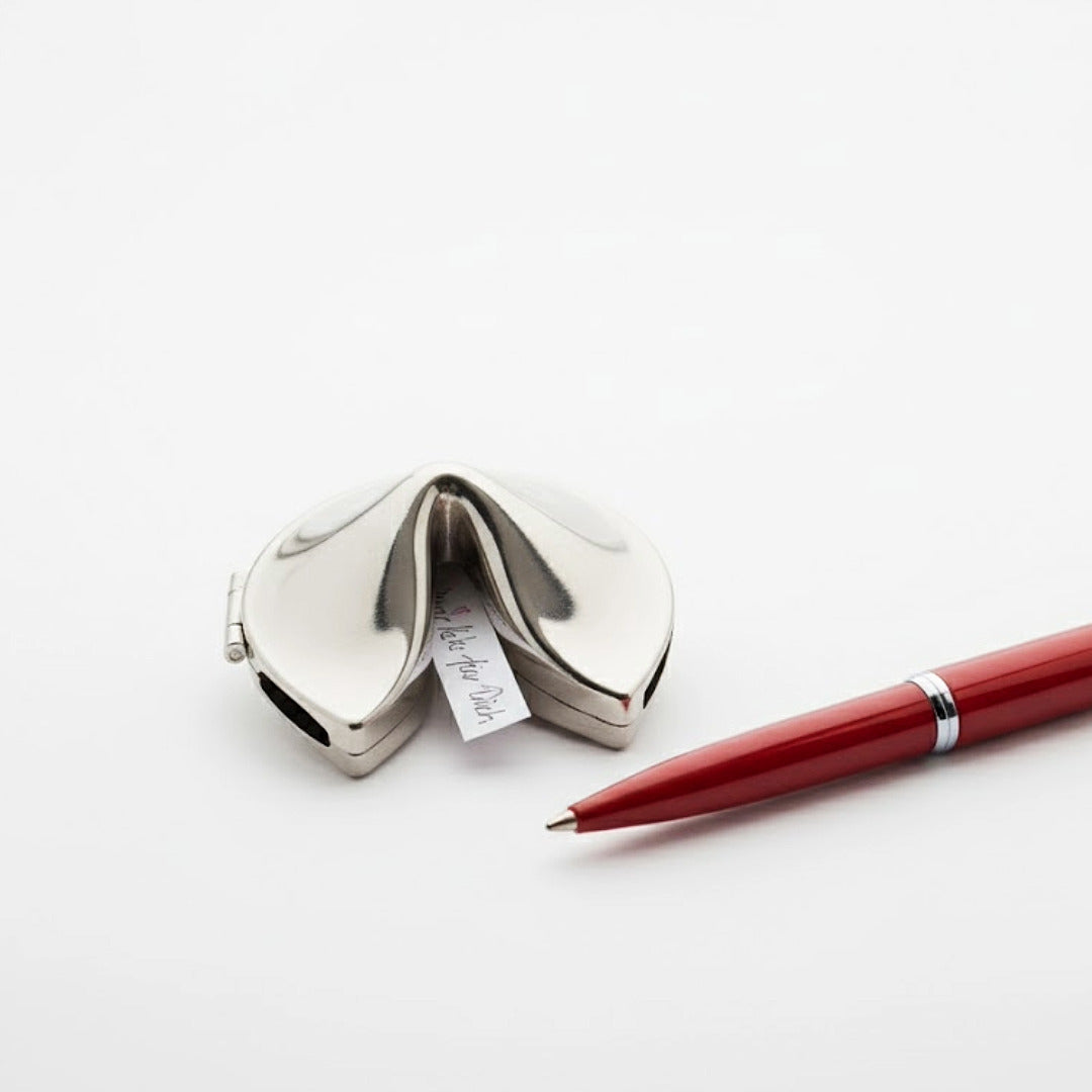 Glückskeks aus Edelstahl zum Aufklappen. Für individuelle Glücks- oder Liebesbotschaften