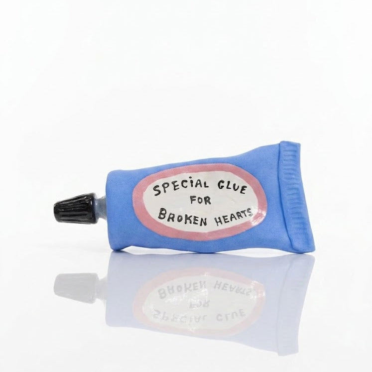 'Special Glue For Broken Hearts' Klebetube aus Keramik, blau/rosa | Michela Castagnaro