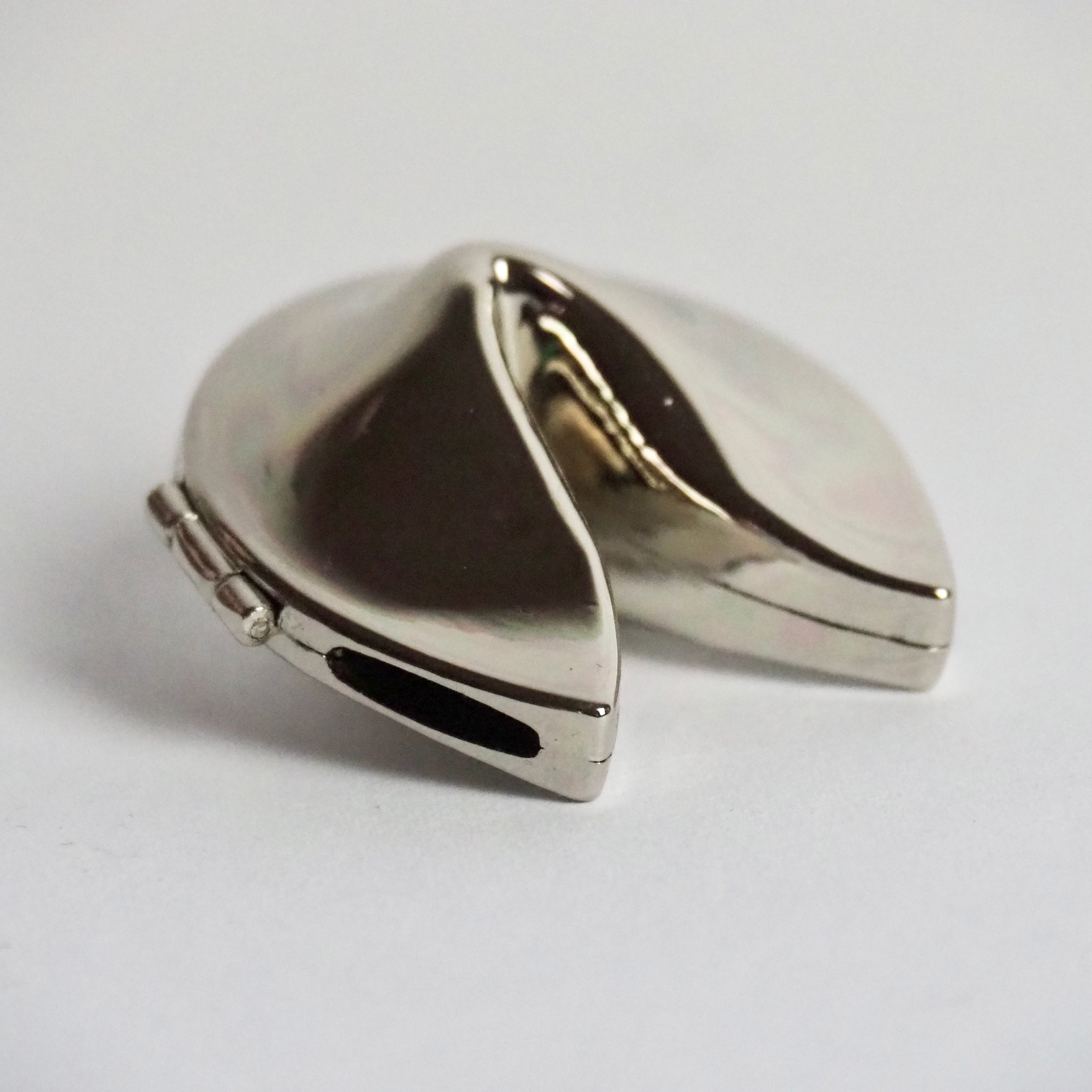 Glückskeks aus Edelstahl – für personalisierbare Liebes- & Glücksbotschaften