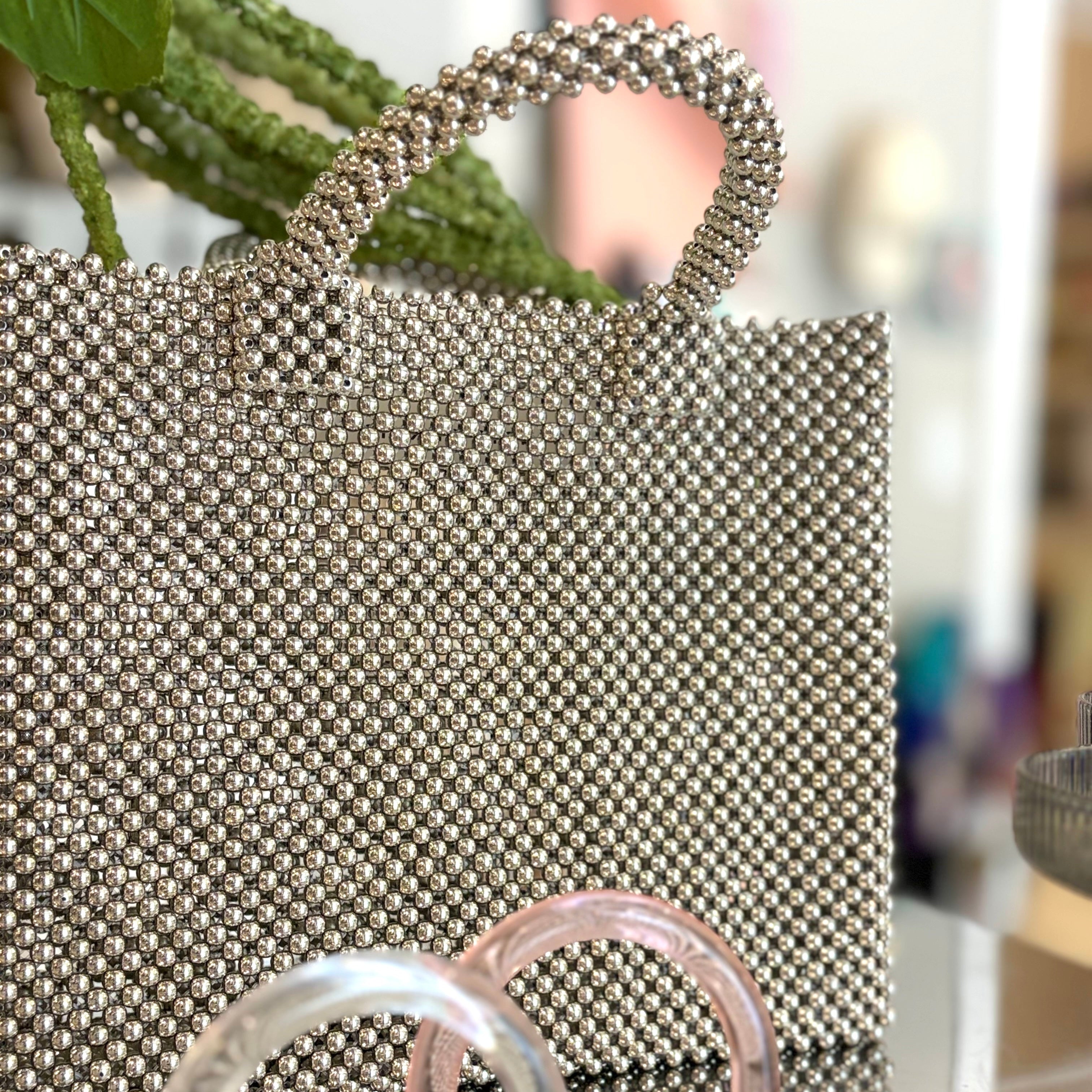 Disco Bag, Handtasche aus silbernen Perlen | Studio Ekkula