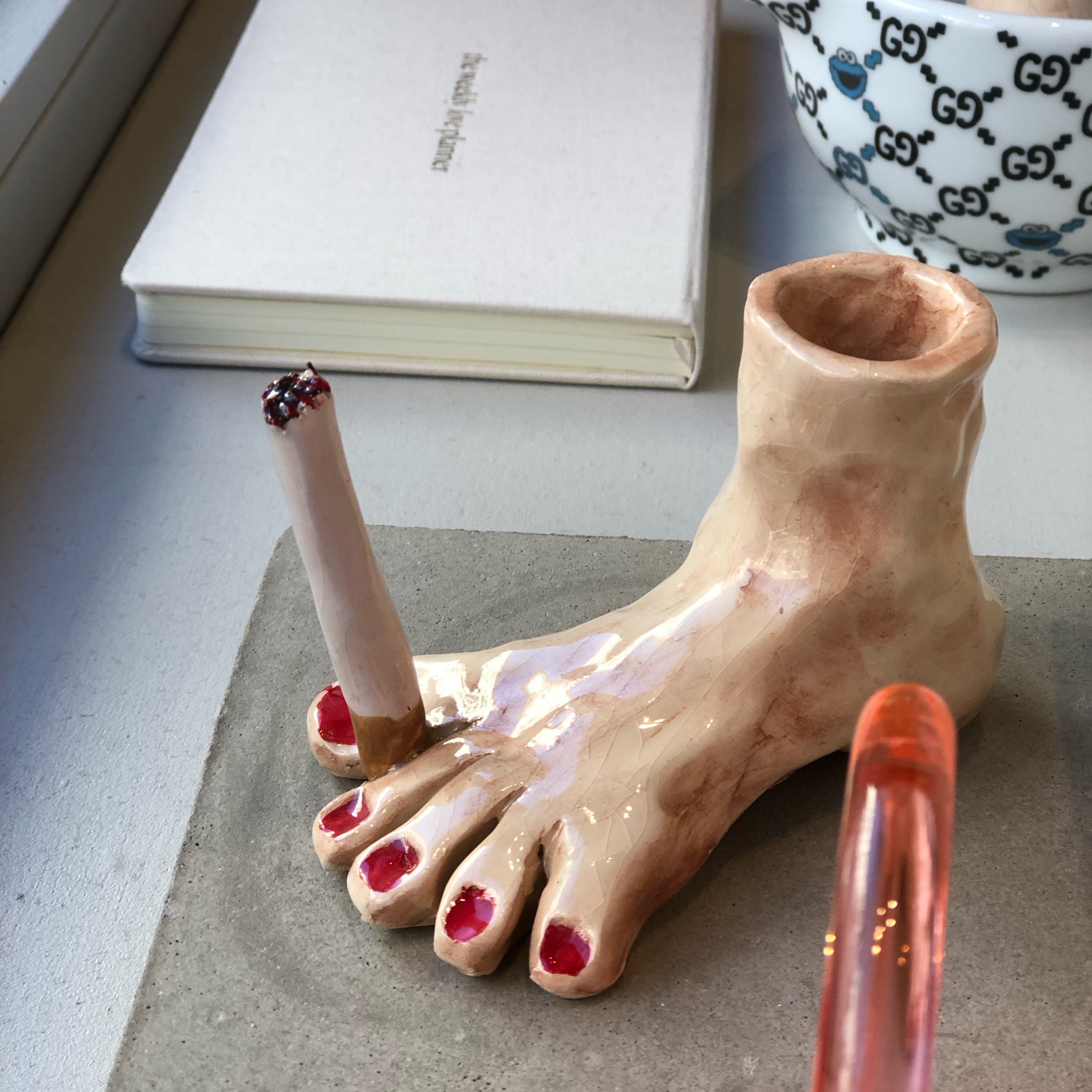 Kerzenhalter 'Römischer Statuen Fuss, nach Feierabend', rot | Alo Ceramics