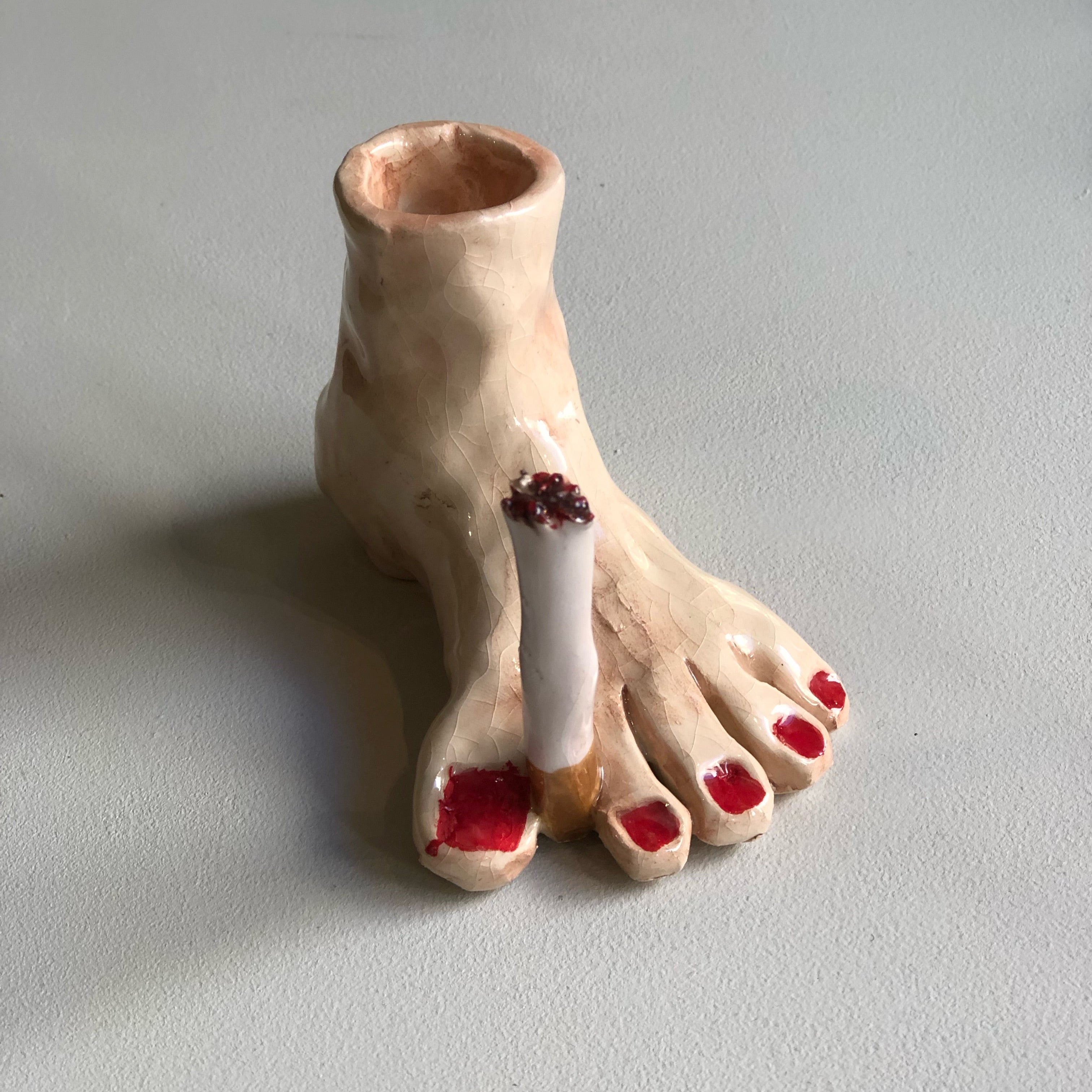 Kerzenhalter 'Römischer Statuen Fuss, nach Feierabend', rot | Alo Ceramics