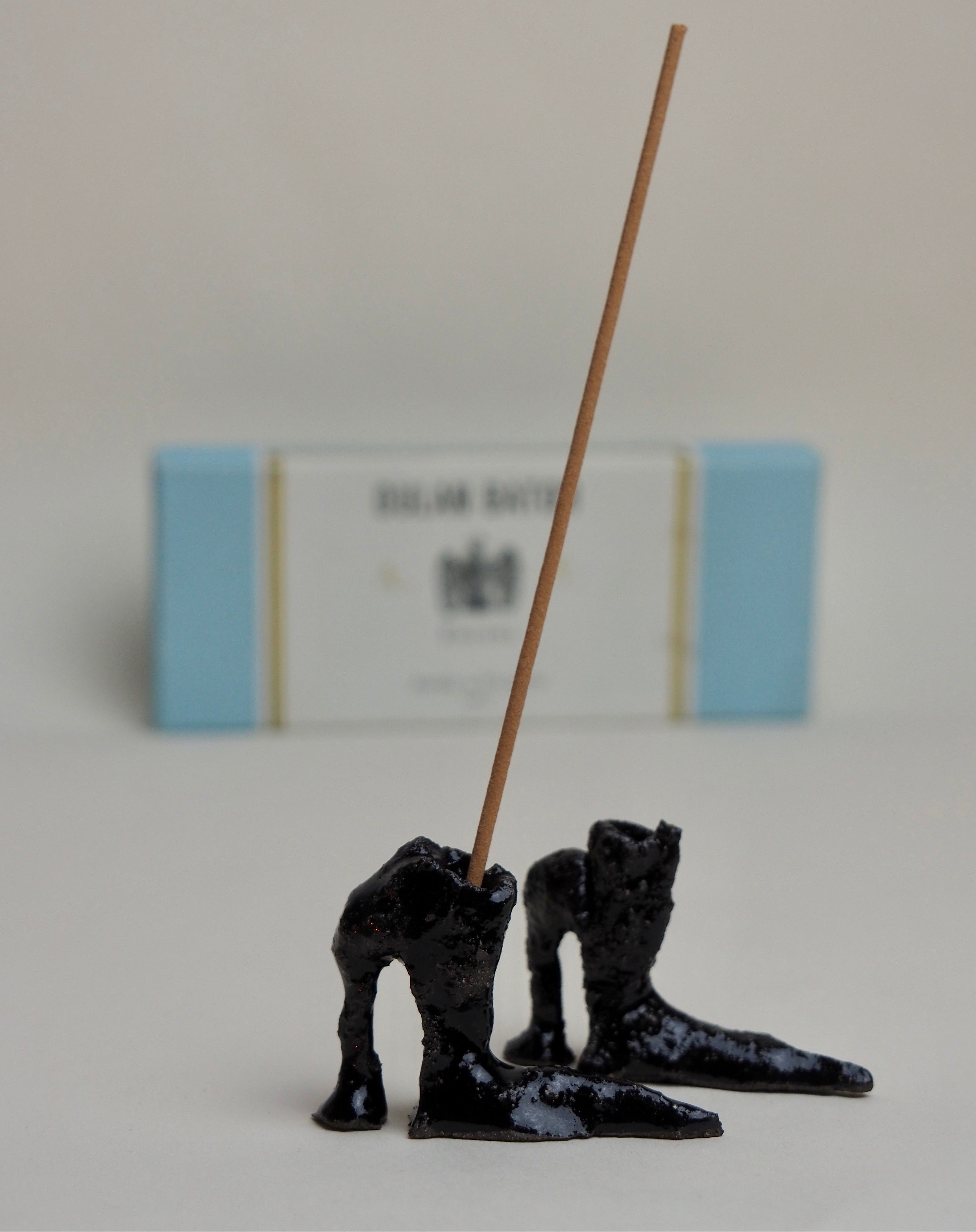 HOT LEGS Räucherstäbchenhalter, schwarz | Laura Welker