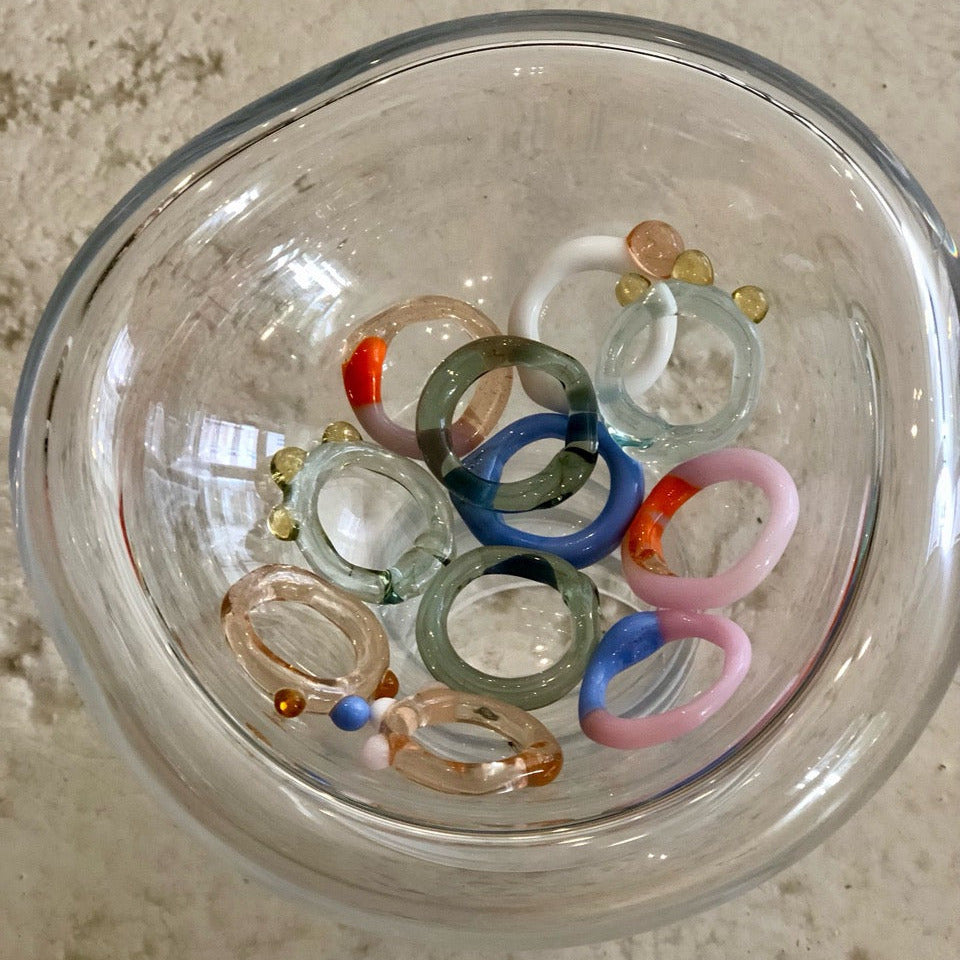 Roslyn 'Bubble Single' weiss rosa, Ring aus Glas