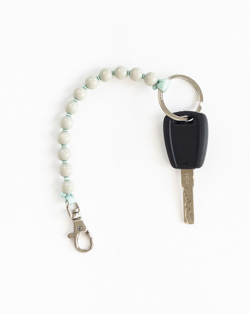 Schlüsselanhänger mit Holzperlen, Lichtgrau / Salbei, kurz | Ina Seifert