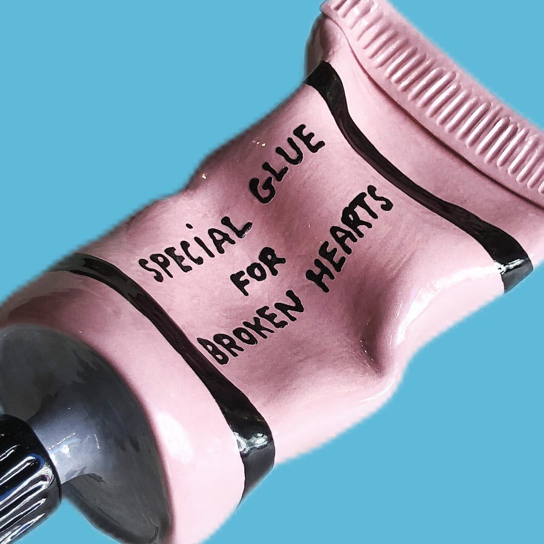 'Special Glue For Broken Hearts' Klebetube aus Keramik, rosa