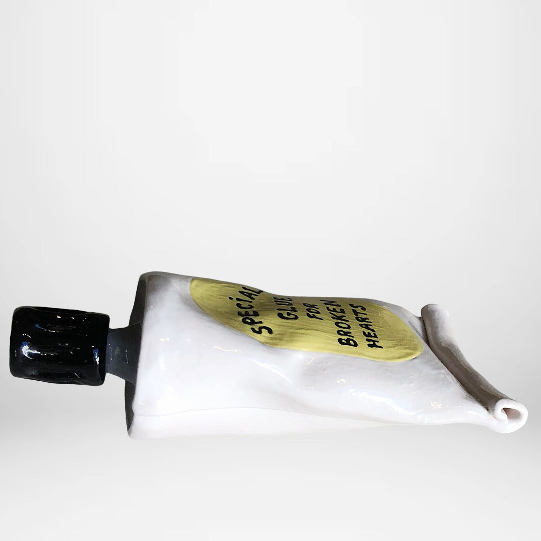 'Special Glue For Broken Hearts' Klebetube aus Keramik, weiß/gelb