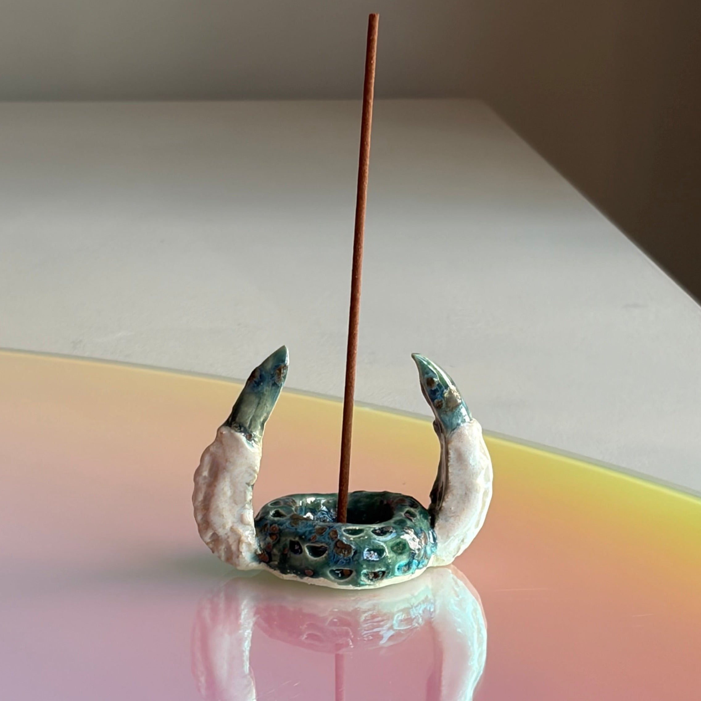 MAW Ceramics 'Claw' Räucherstäbchenhalter, Weiss / Grünblau