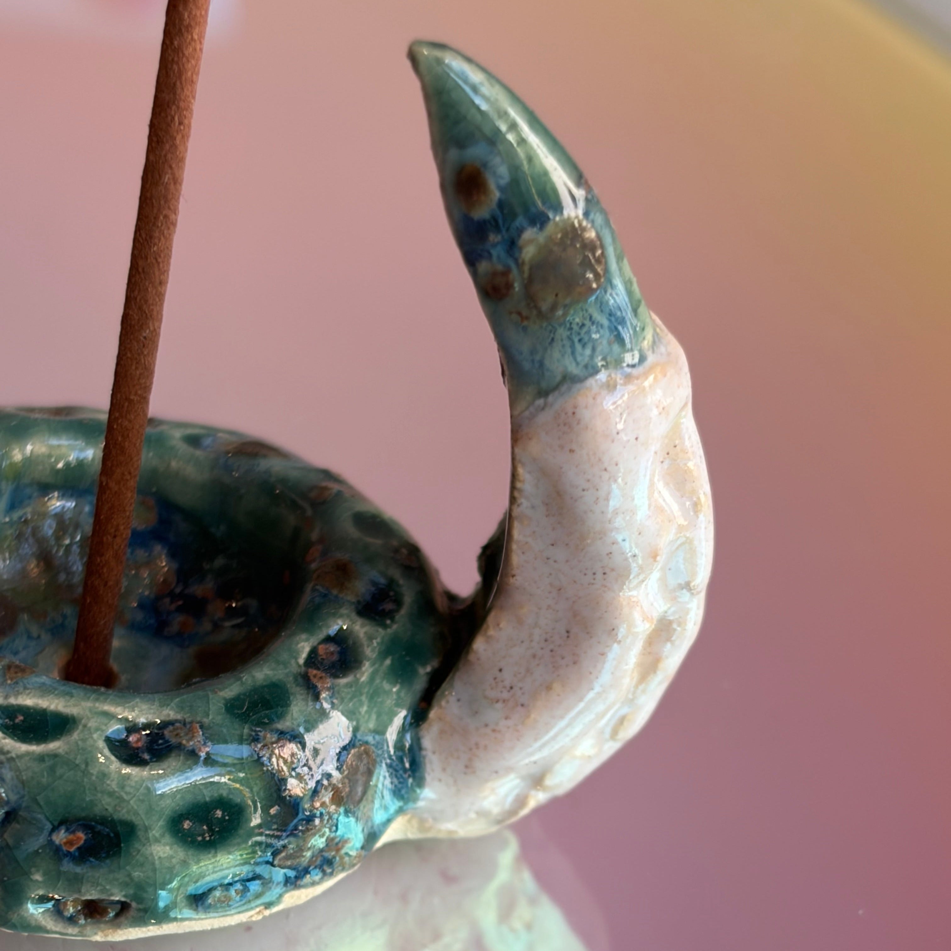 MAW Ceramics 'Claw' Räucherstäbchenhalter, Weiss / Grünblau