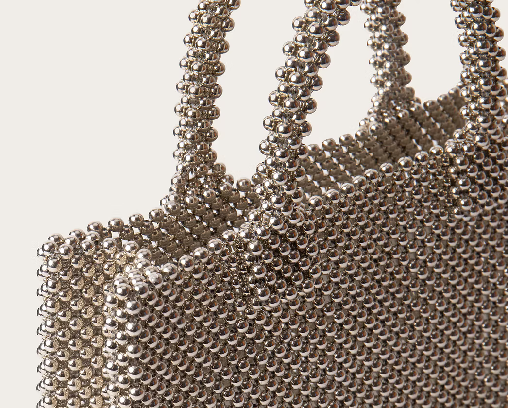 'Olunaku Disco Bag', Handtasche aus silbernen Perlen | Studio Ekkula
