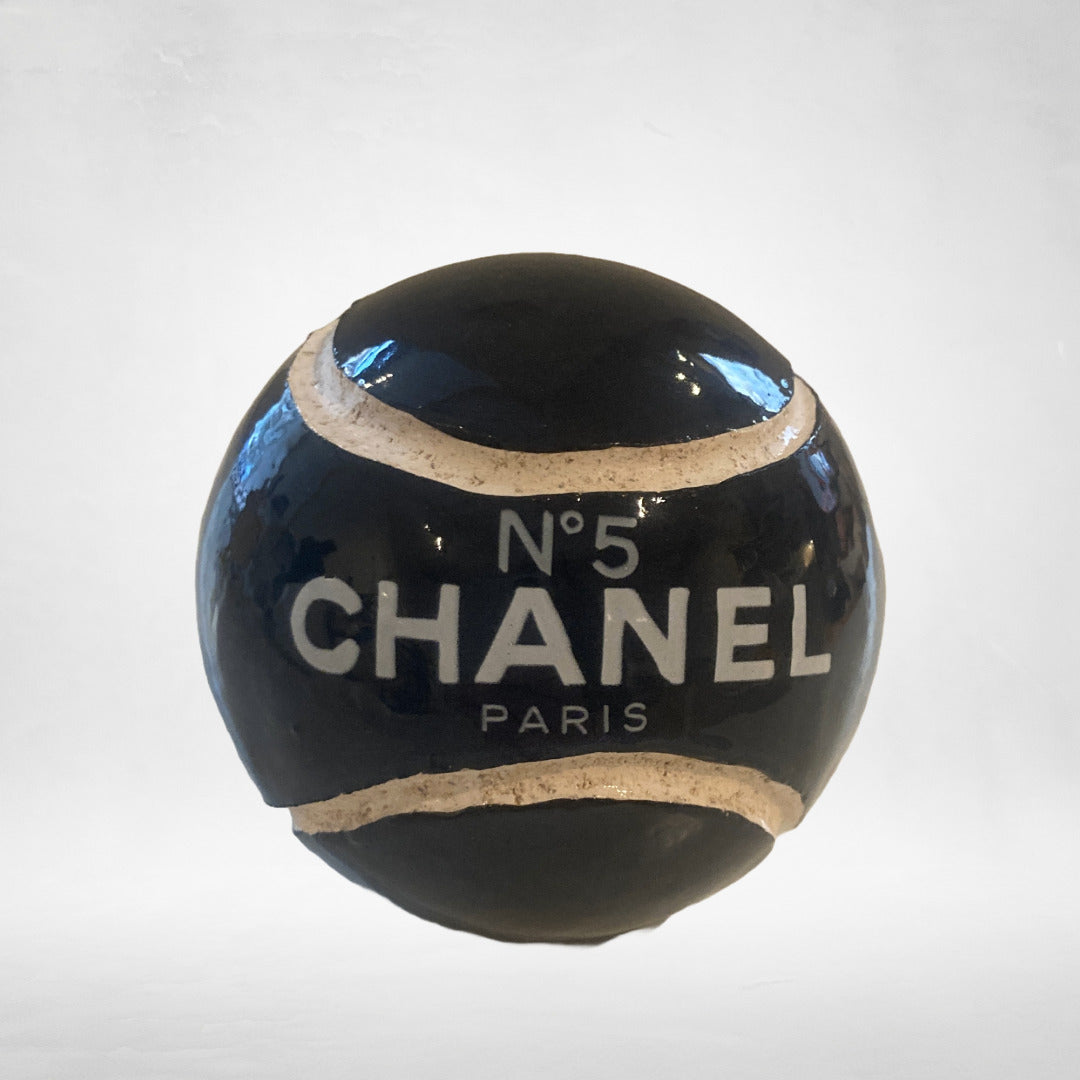 'Real Fakes' Tennisball aus Keramik, schwarz | Rapiditas Studio