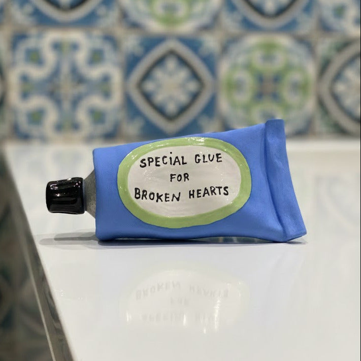 'Special Glue For Broken Hearts' Klebetube aus Keramik, blau/mint | Michela Castagnaro