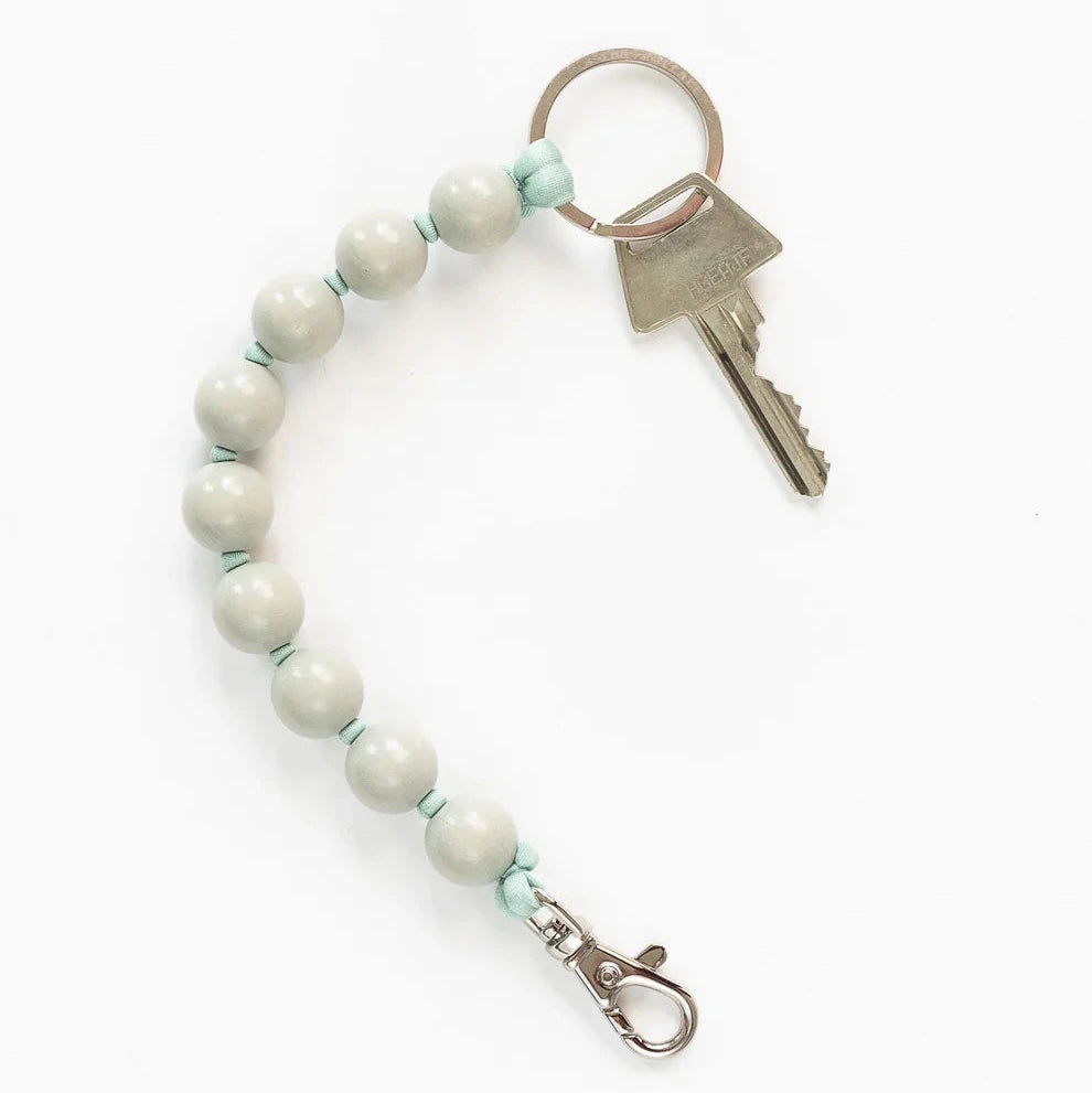 Schlüsselanhänger BIG mit dicken Holzperlen, kurz, Lichtgrau/Salbei | Ina Seifert