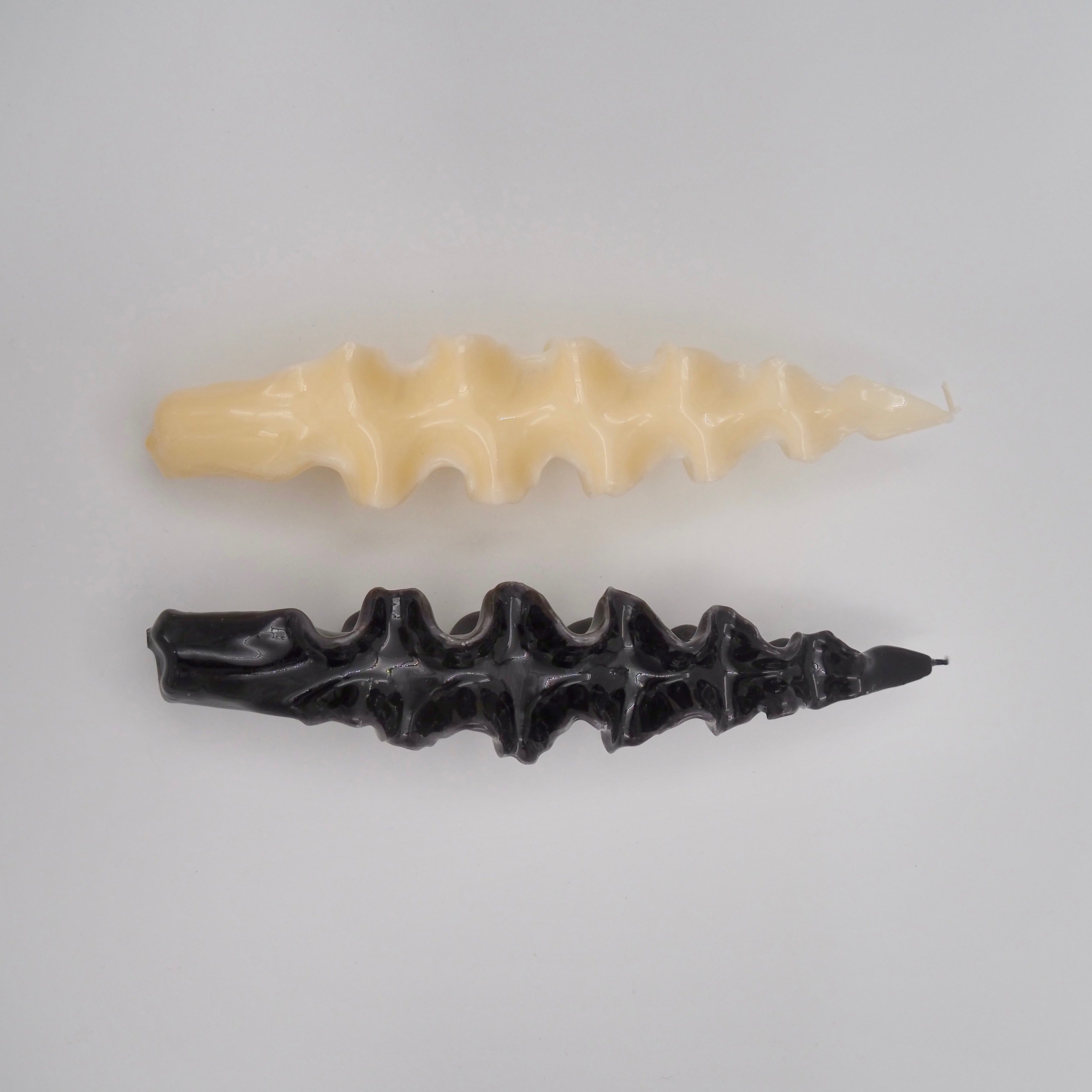 Skulpturale Kerze in Gloss Finish, schwarz und cremefarben | Cerabella