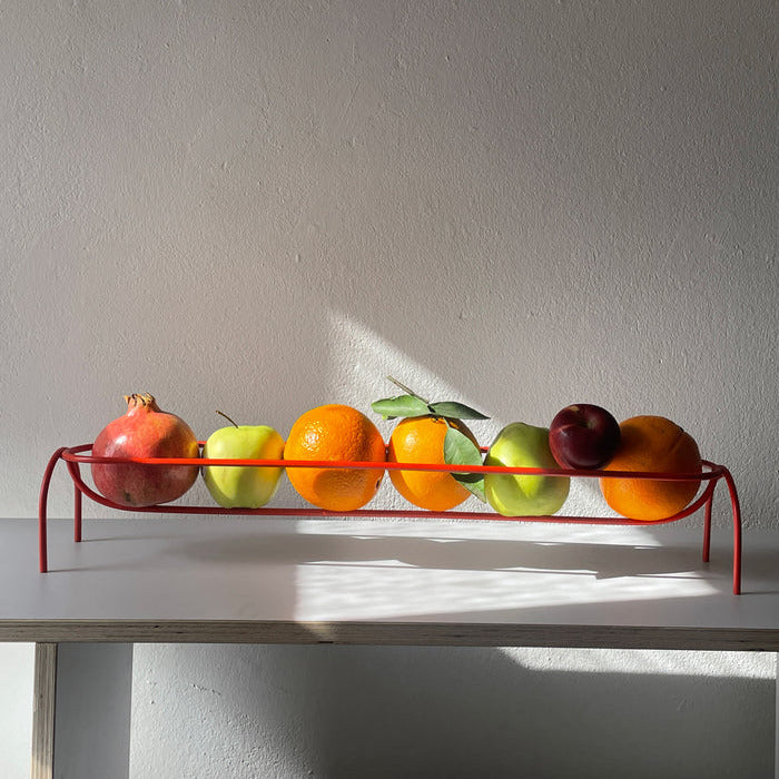 Lange Obstschale „The Long Fruit Bowl“ von Wera Jane Design aus hochwertigem Material, mit außergewöhnlicher Form für optimale Luftzirkulation.