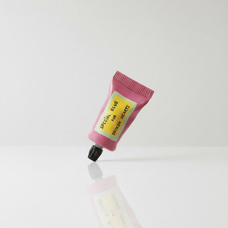 'Special Glue For Broken Hearts' Klebetube aus Keramik, rosa/gelb | Michela Castagnaro