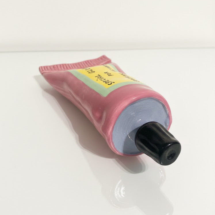 'Special Glue For Broken Hearts' Klebetube aus Keramik, rosa/gelb | Michela Castagnaro