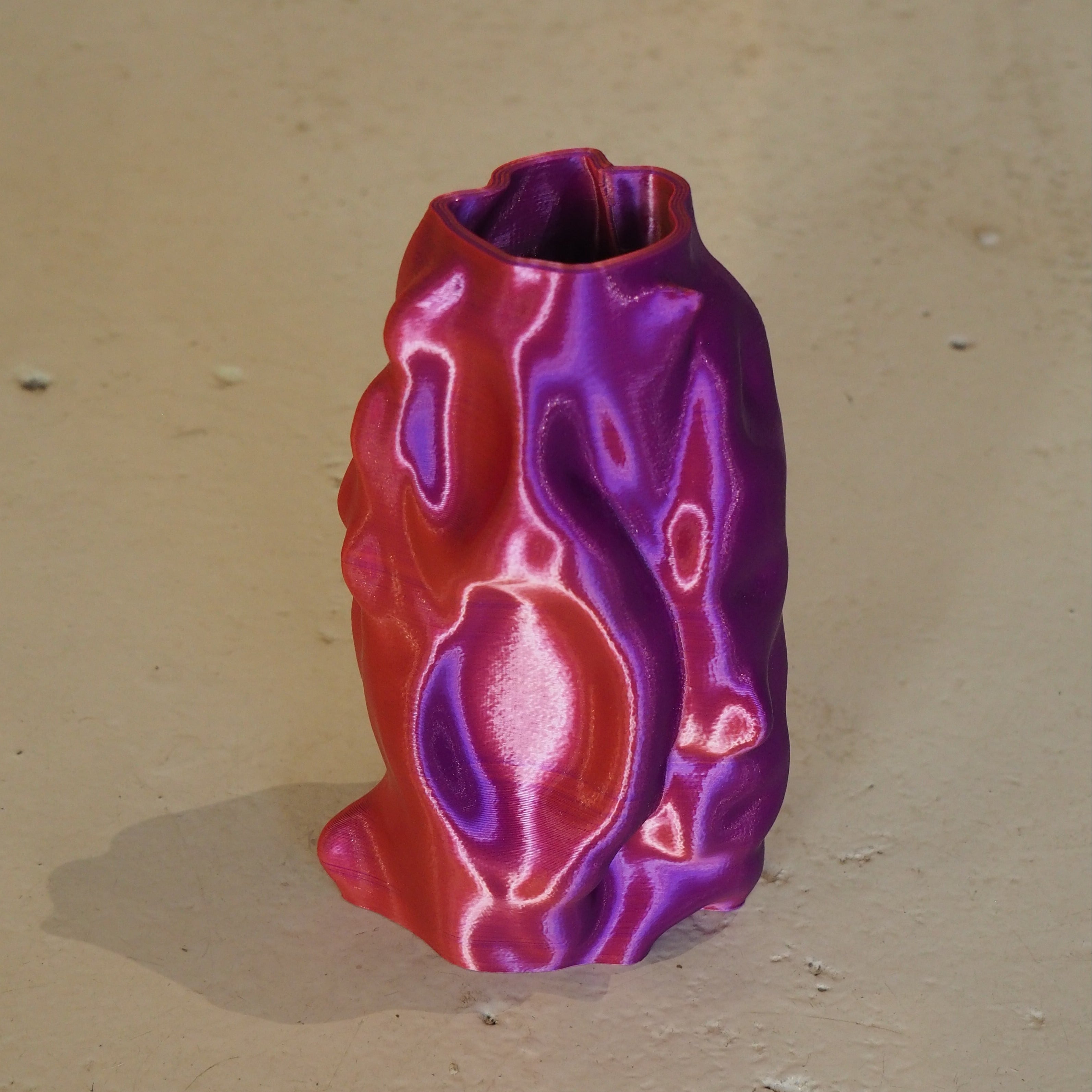 Limitierte 3D-Druck Vase – Organic Angel, klein, rot-lila | Radical Softness
