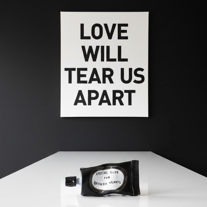 'Special Glue For Broken Hearts' Klebetube aus Keramik, schwarz | Michela Castagnaro