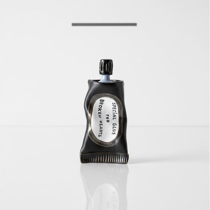 'Special Glue For Broken Hearts' Klebetube aus Keramik, schwarz | Michela Castagnaro