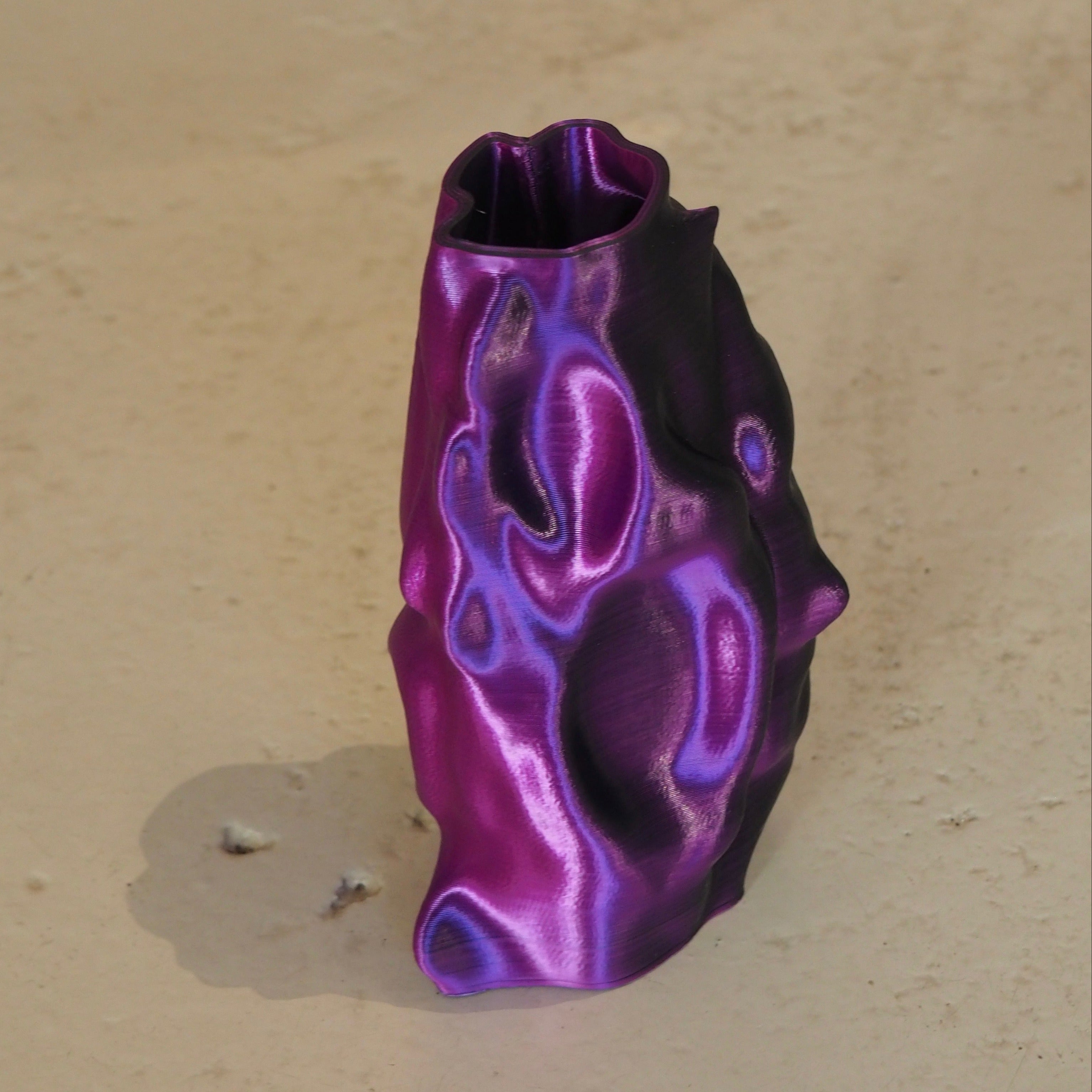 Limitierte 3D-Druck Vase – Organic Angel, klein, schwarz-lila | Radical Softness