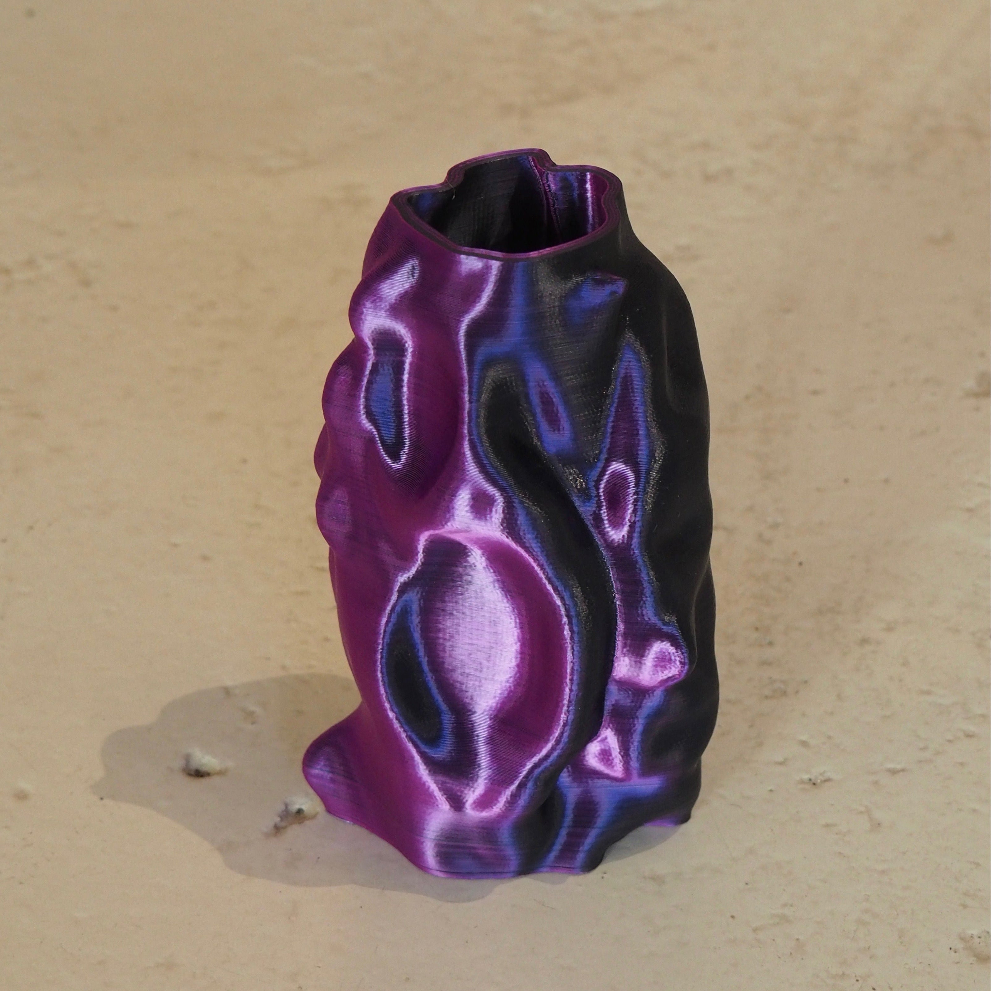 Limitierte 3D-Druck Vase – Organic Angel, klein, schwarz-lila | Radical Softness