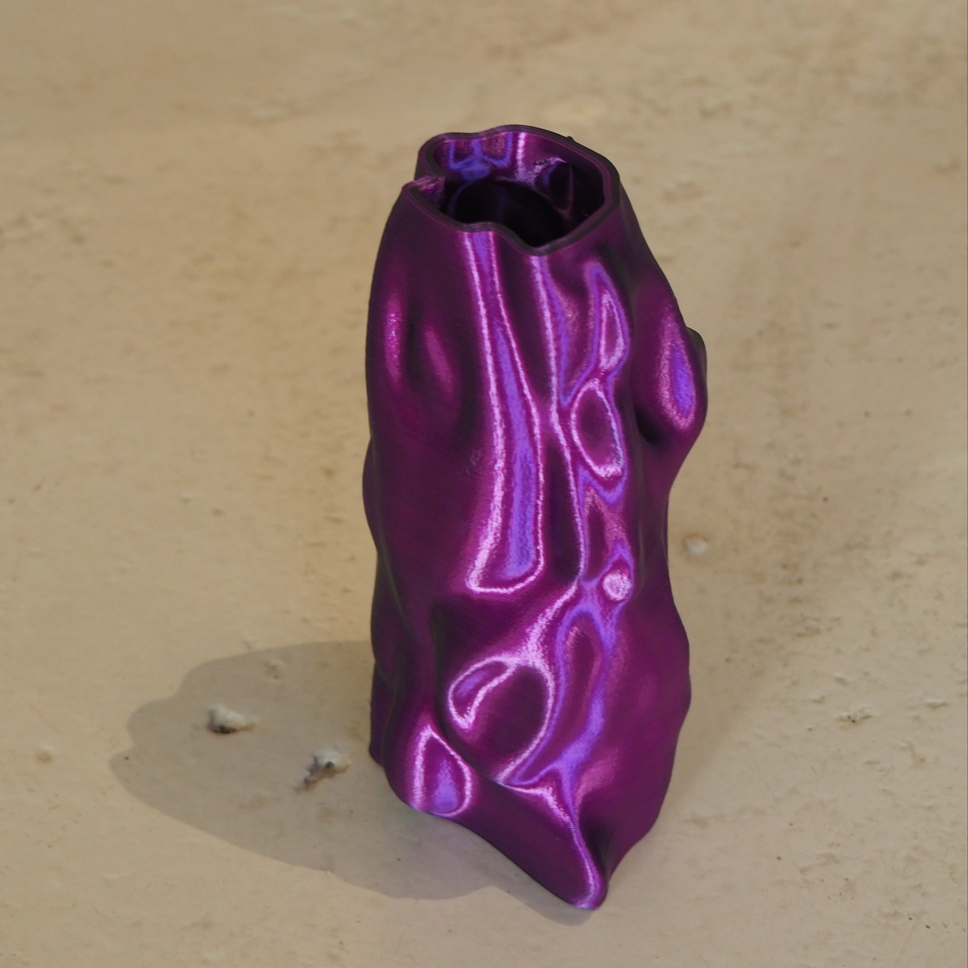 Limitierte 3D-Druck Vase – Organic Angel, klein, schwarz-lila | Radical Softness