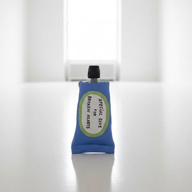 'Special Glue For Broken Hearts' Klebetube aus Keramik, blau/mint | Michela Castagnaro