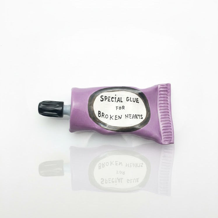 'Special Glue For Broken Hearts' Klebetube aus Keramik, lila | Michela Castagnaro