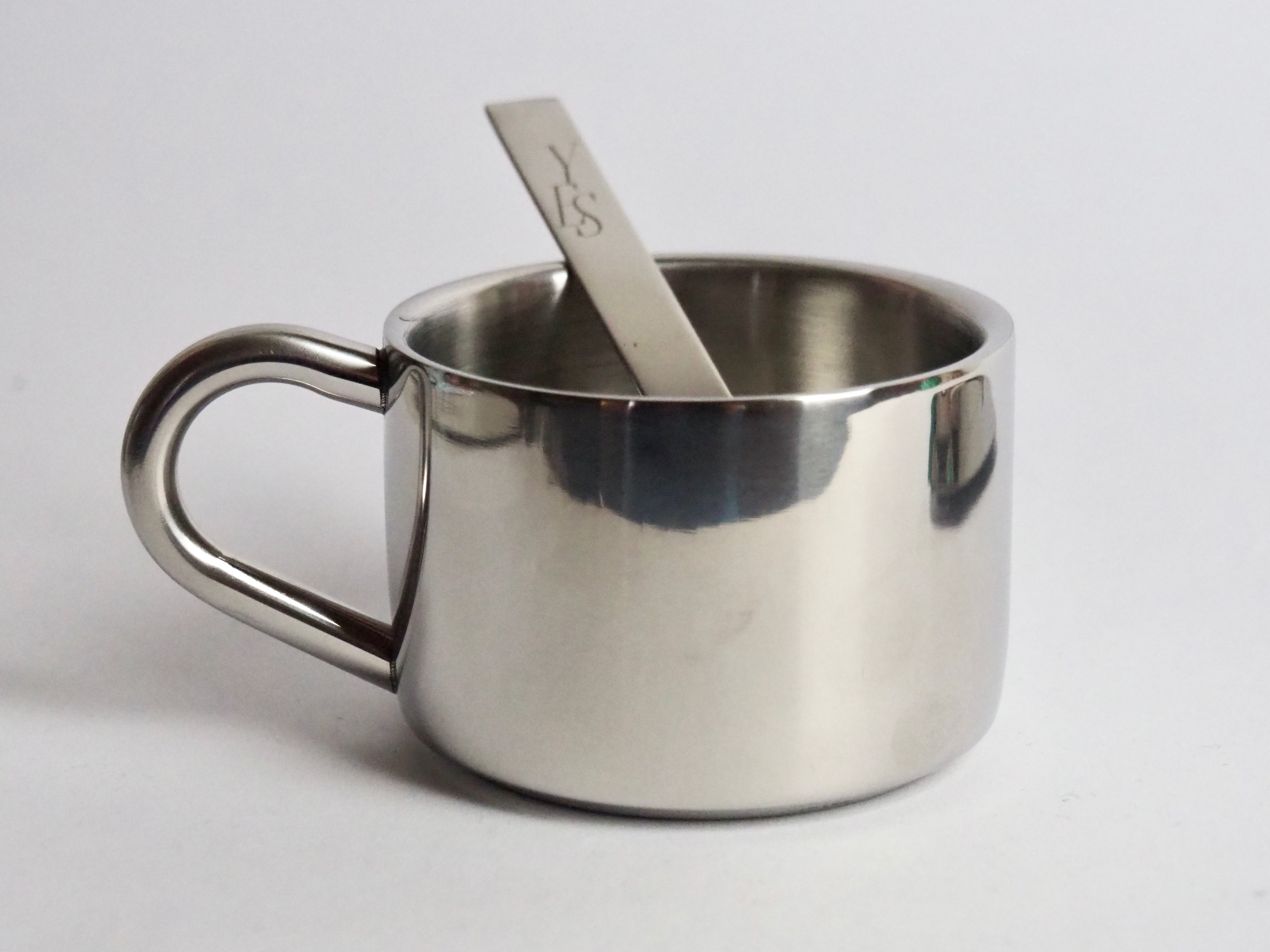 Tassen-Set aus Edelstahl, mit Löffel und Unterteller