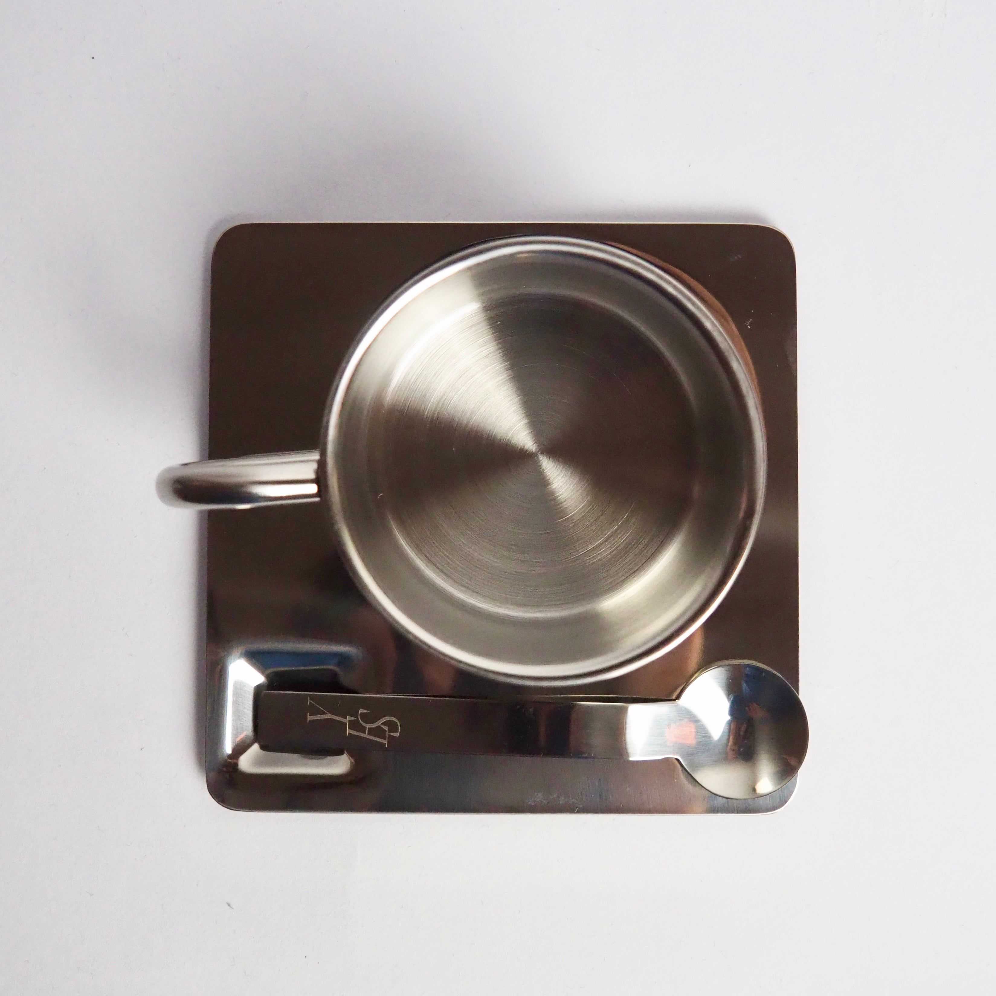 Tassen-Set aus Edelstahl, mit Löffel und Unterteller