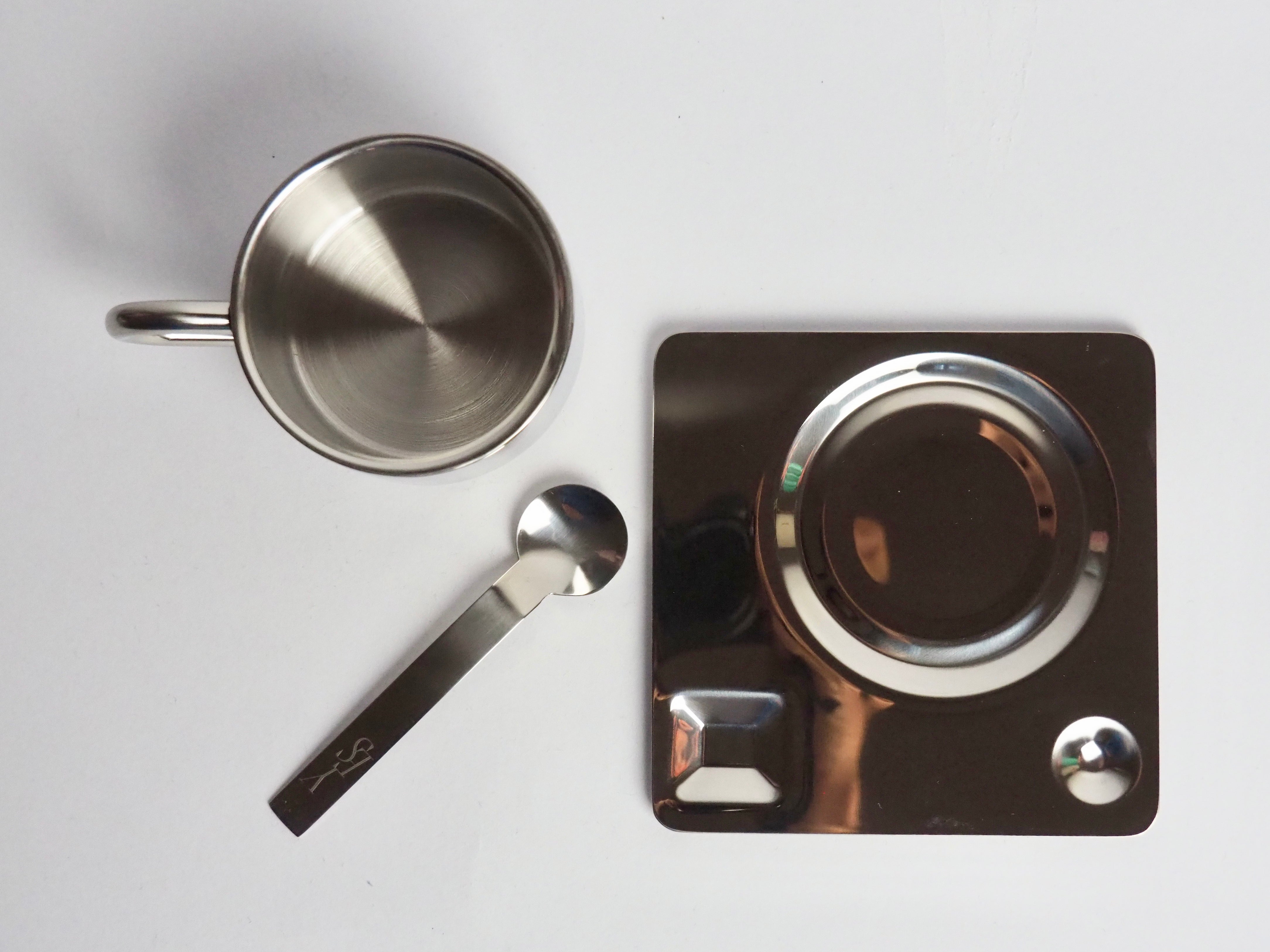 Tassen-Set aus Edelstahl, mit Löffel und Unterteller