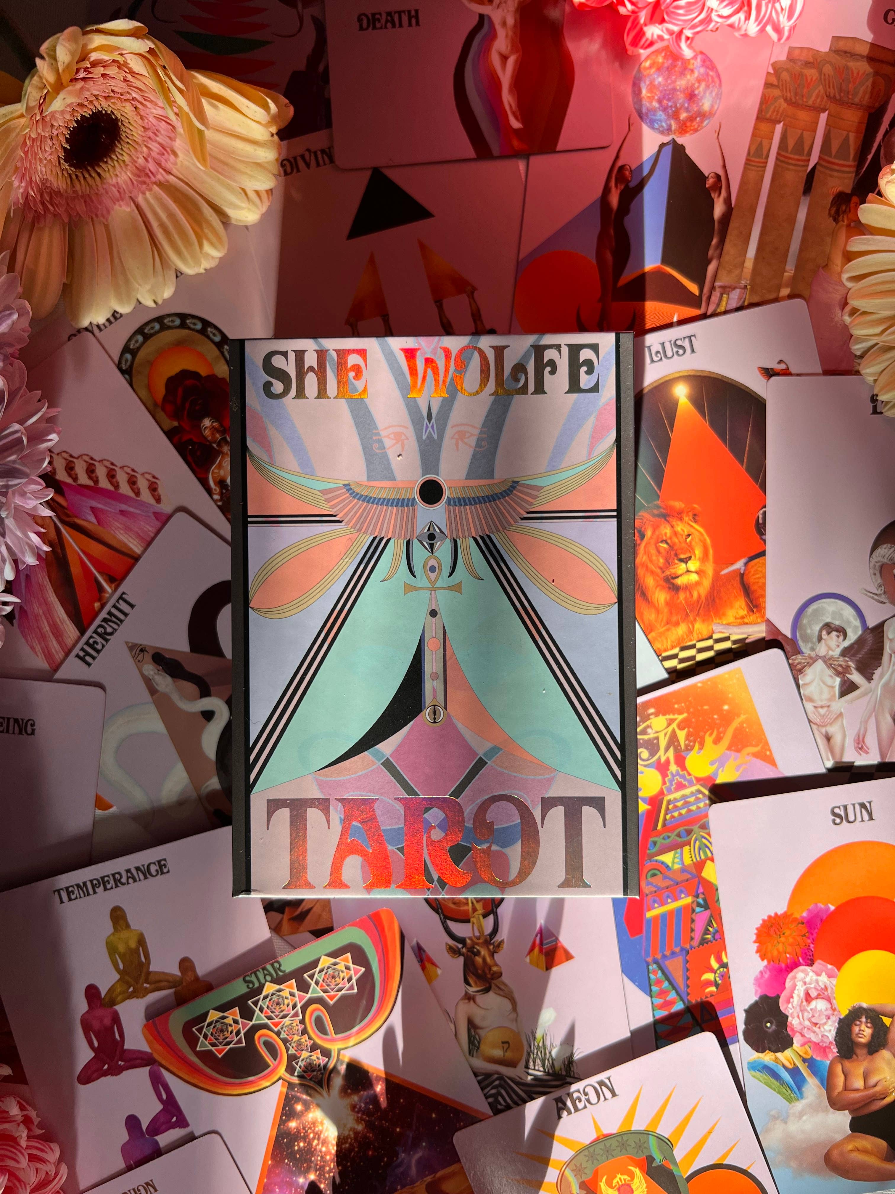She Wolfe Tarot – Weibliches Tarotkarten-Deck mit Guidebook | Devany Wolfe