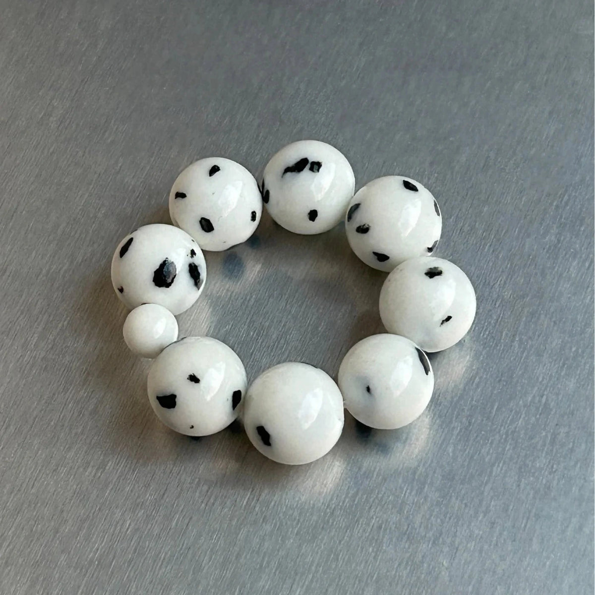 'Dalmatian Delight' Ring aus Natursteinperlen | Antonina Studio