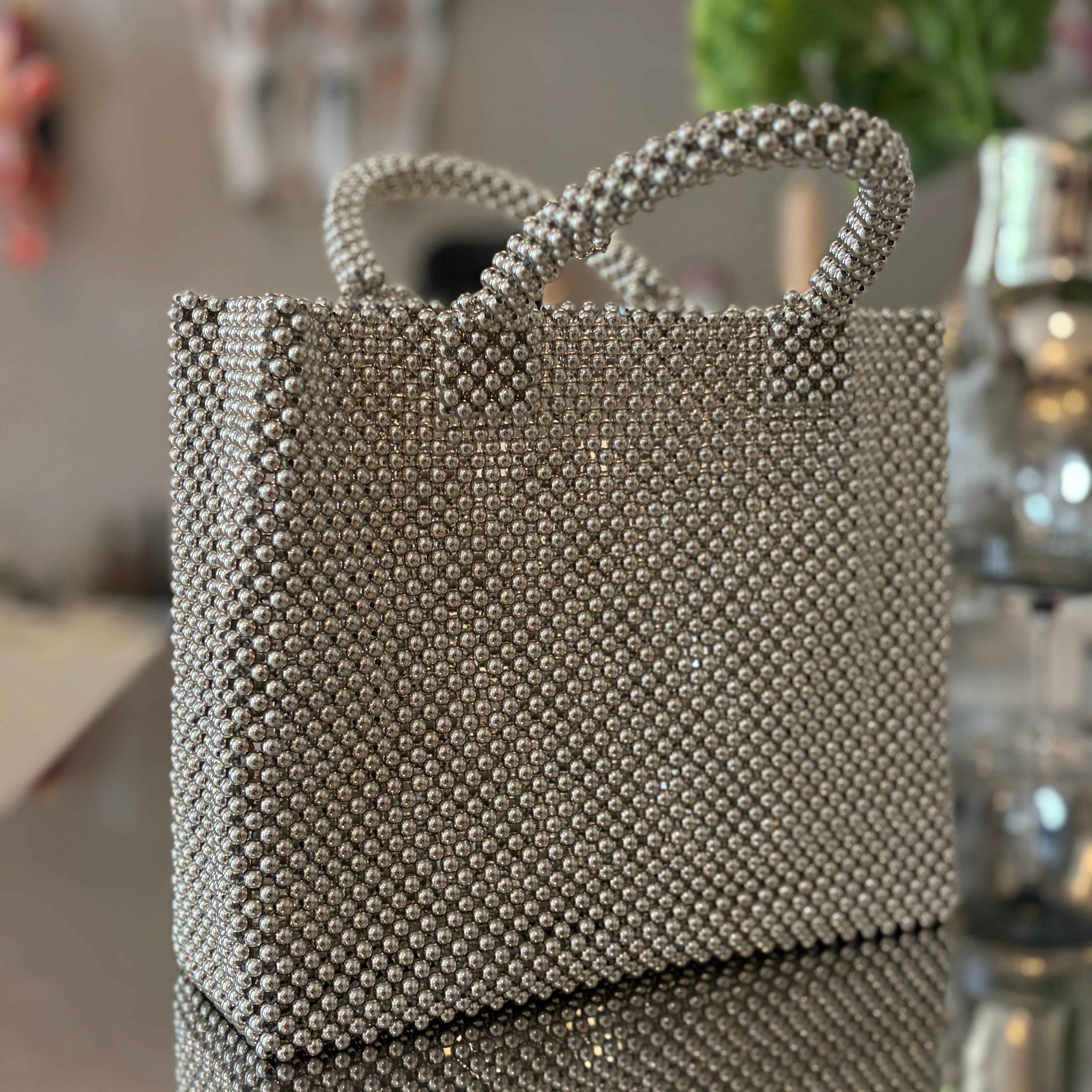 Disco Bag, Handtasche aus silbernen Perlen | Studio Ekkula