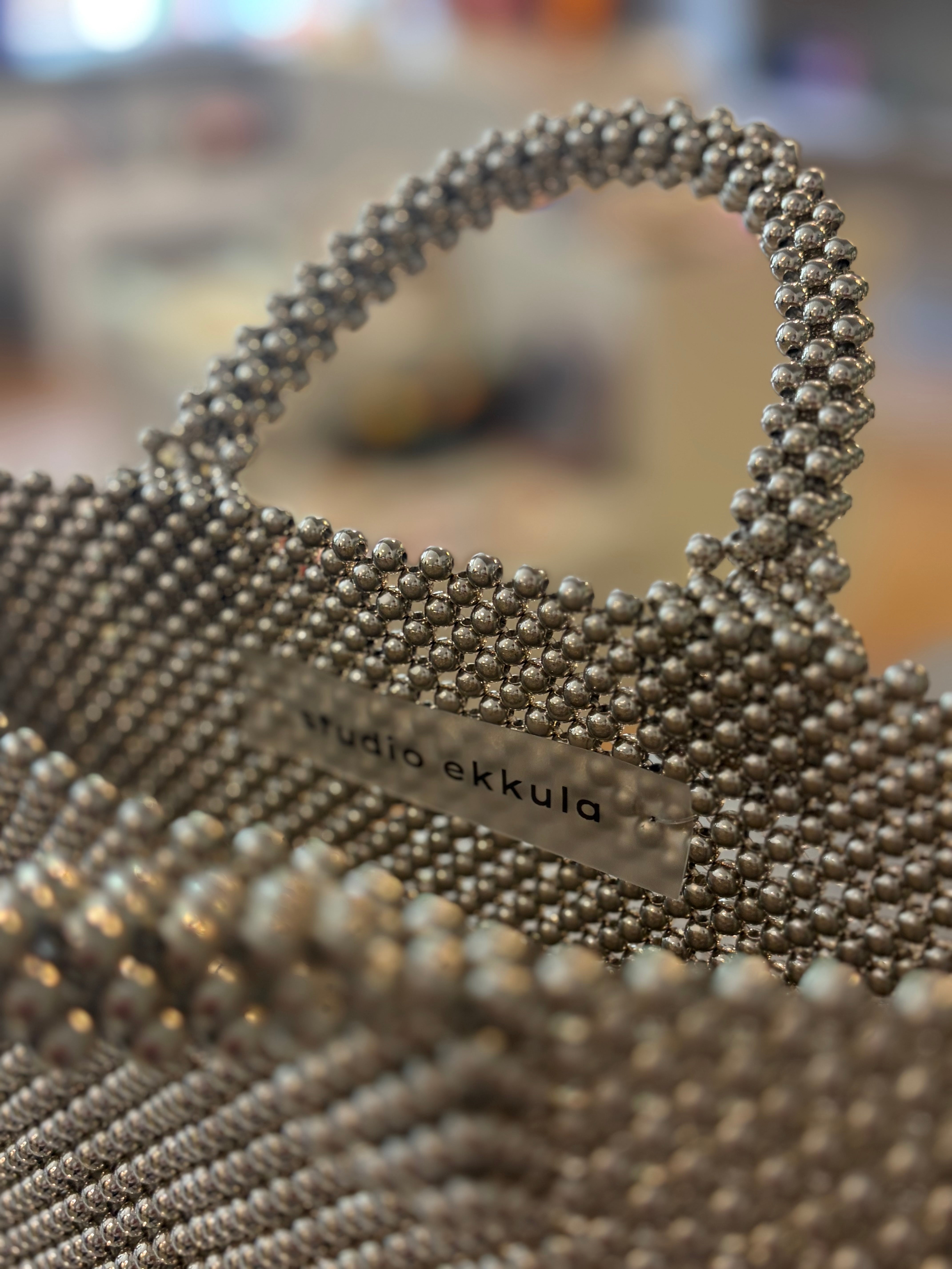 Disco Bag, Handtasche aus silbernen Perlen | Studio Ekkula