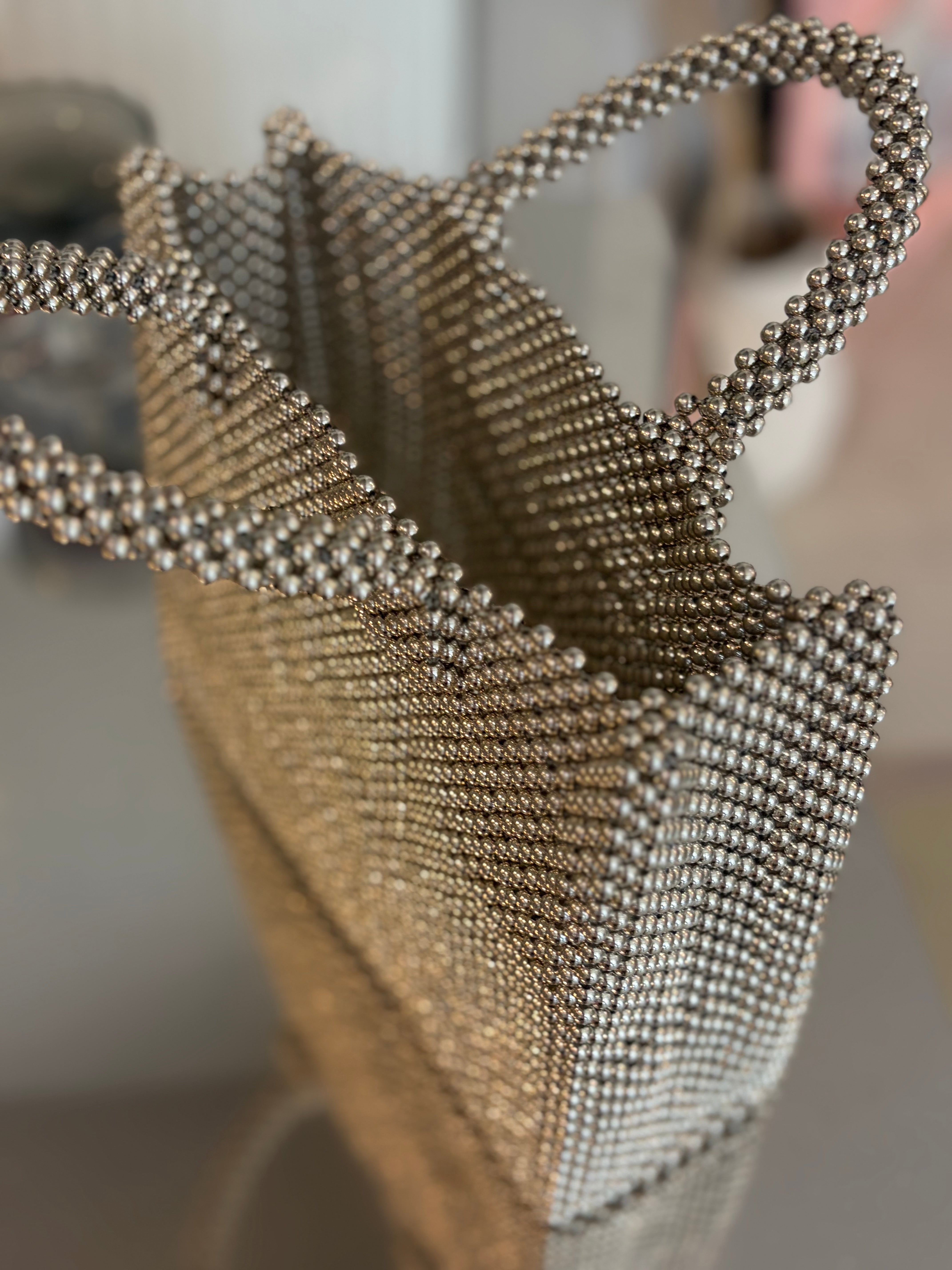 Disco Bag, Handtasche aus silbernen Perlen | Studio Ekkula