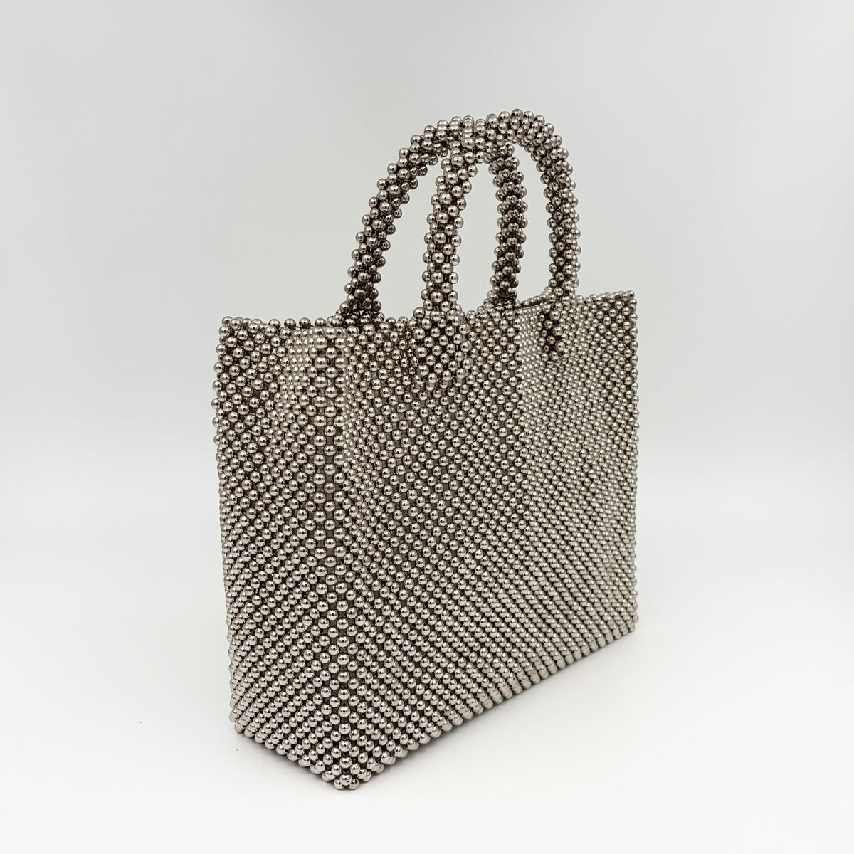 Disco Bag, Handtasche aus silbernen Perlen | Studio Ekkula