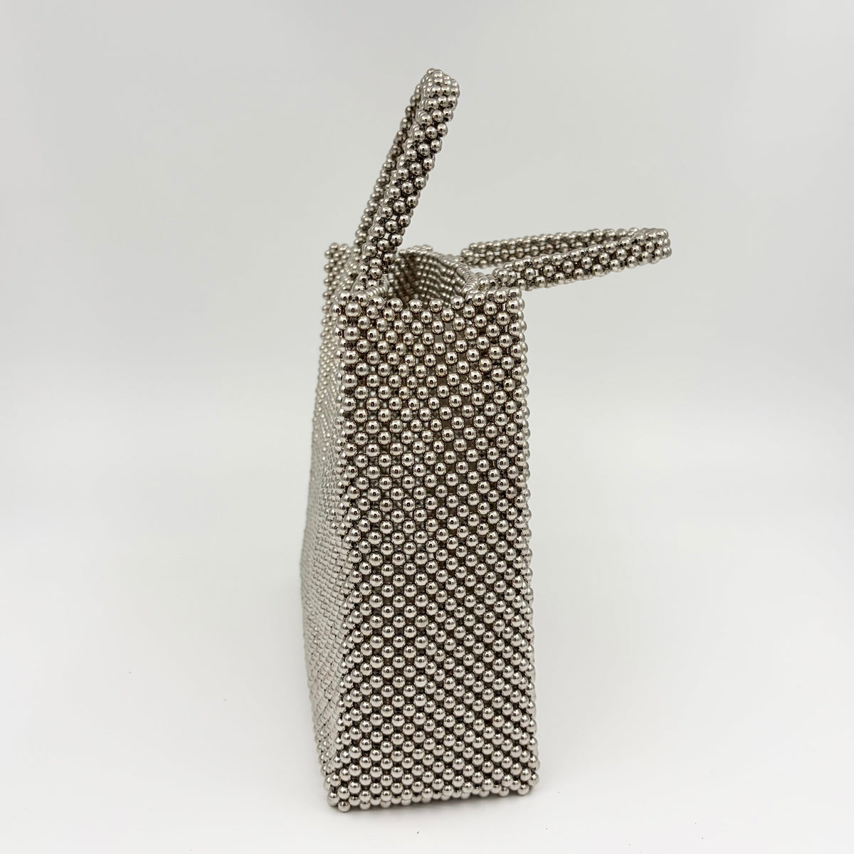 Disco Bag, Handtasche aus silbernen Perlen | Studio Ekkula