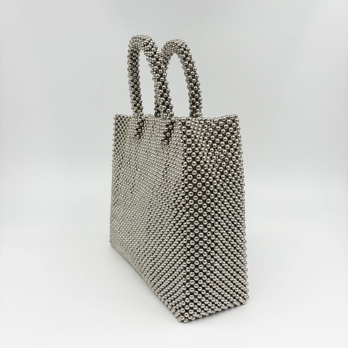 Disco Bag, Handtasche aus silbernen Perlen | Studio Ekkula