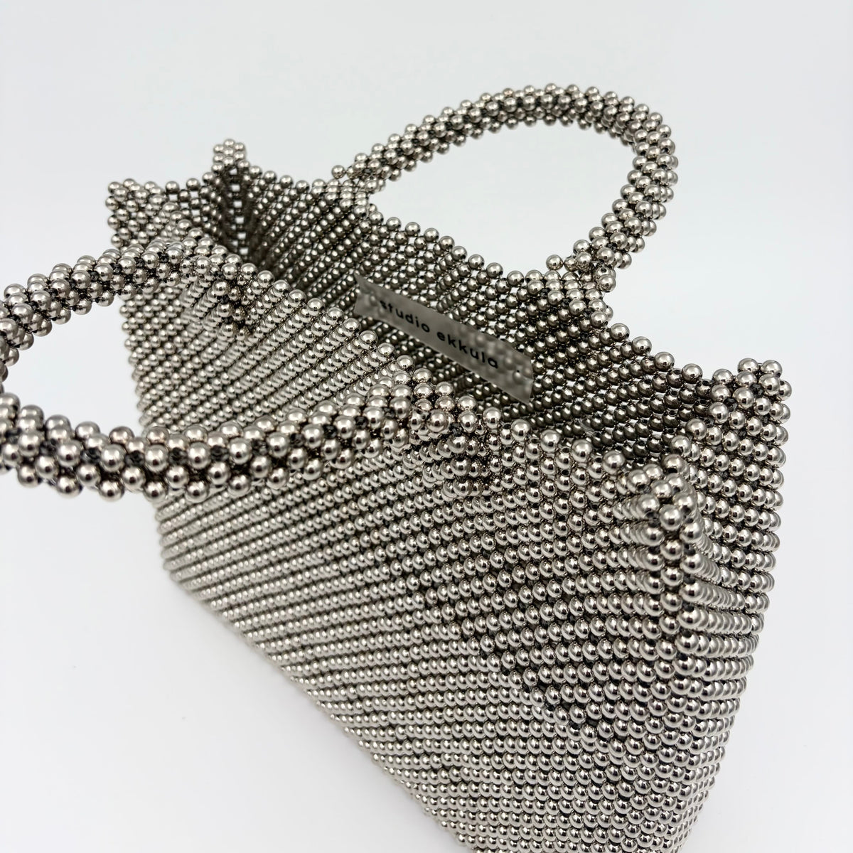 Disco Bag, Handtasche aus silbernen Perlen | Studio Ekkula